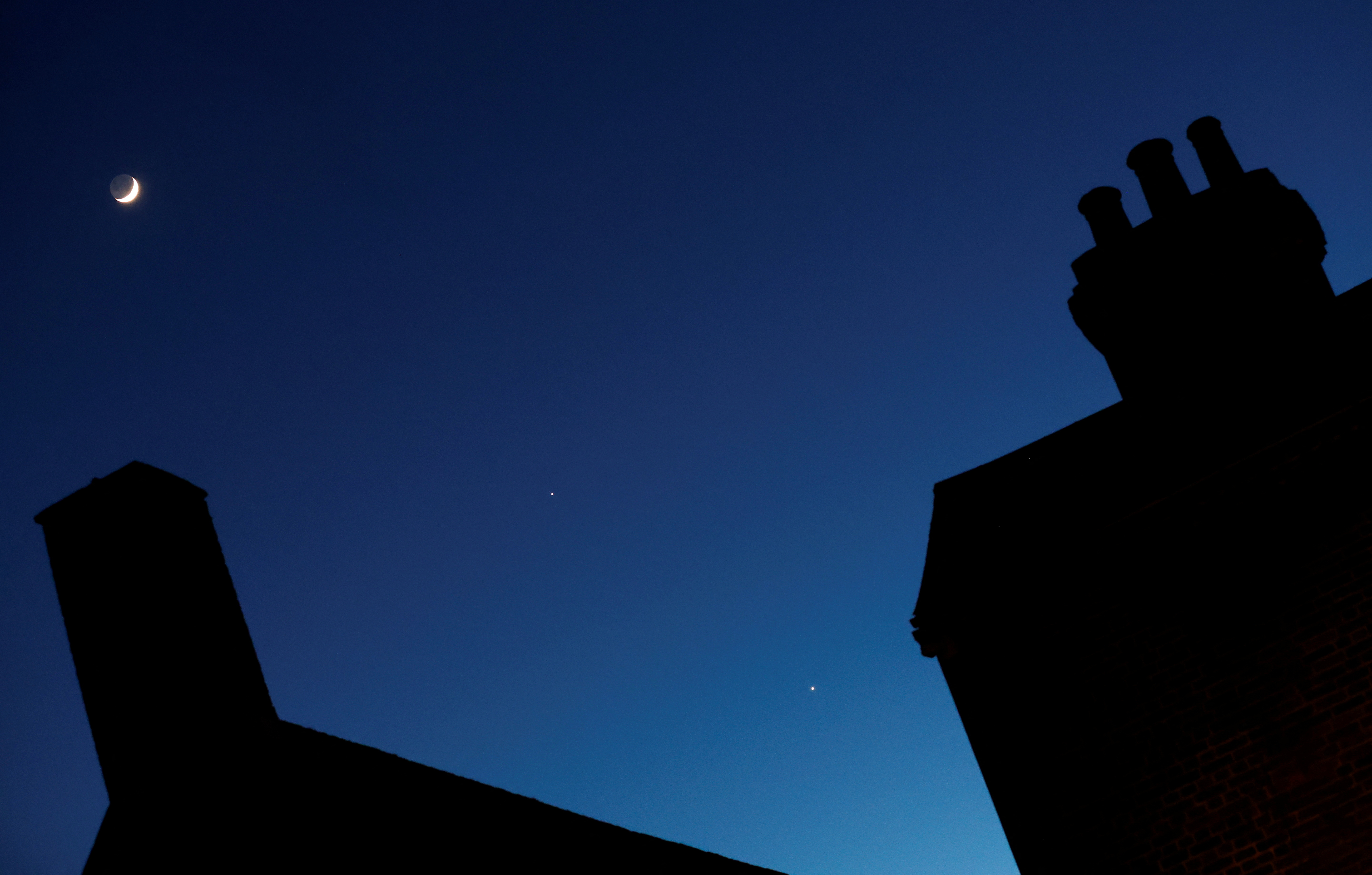 Una conjunción de una luna creciente con los planetas Júpiter y Venus se ve en el cielo sobre Redbourn, Gran Bretaña (REUTERS/Peter Cziborra)