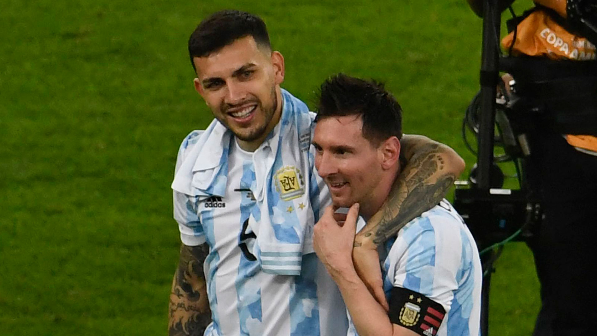 Lionel Messi y Leandro Paredes fueron convocados por Scaloni (AFP)