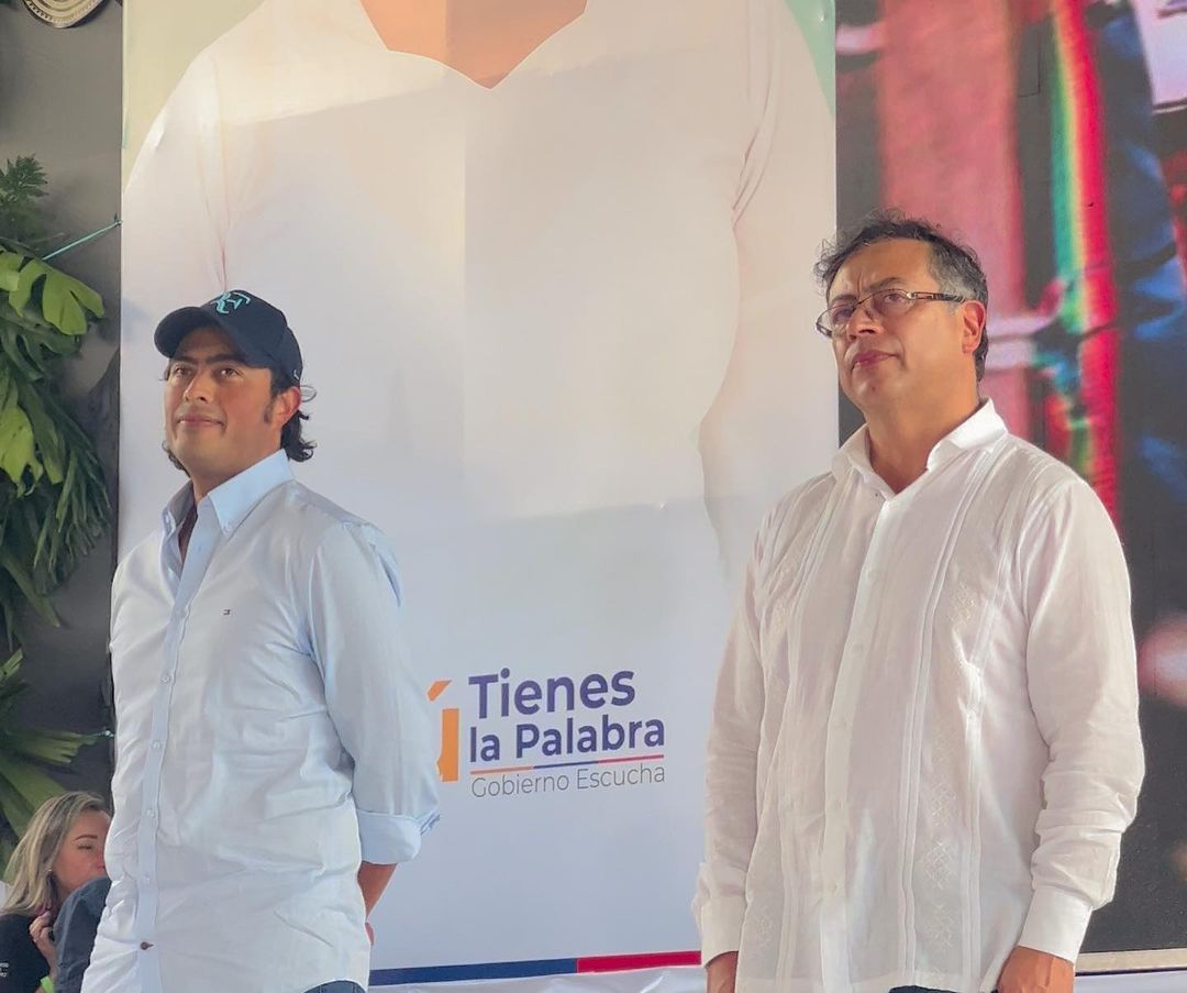 Nicolás Petro Burgos con su padre en un foro (Instagram)