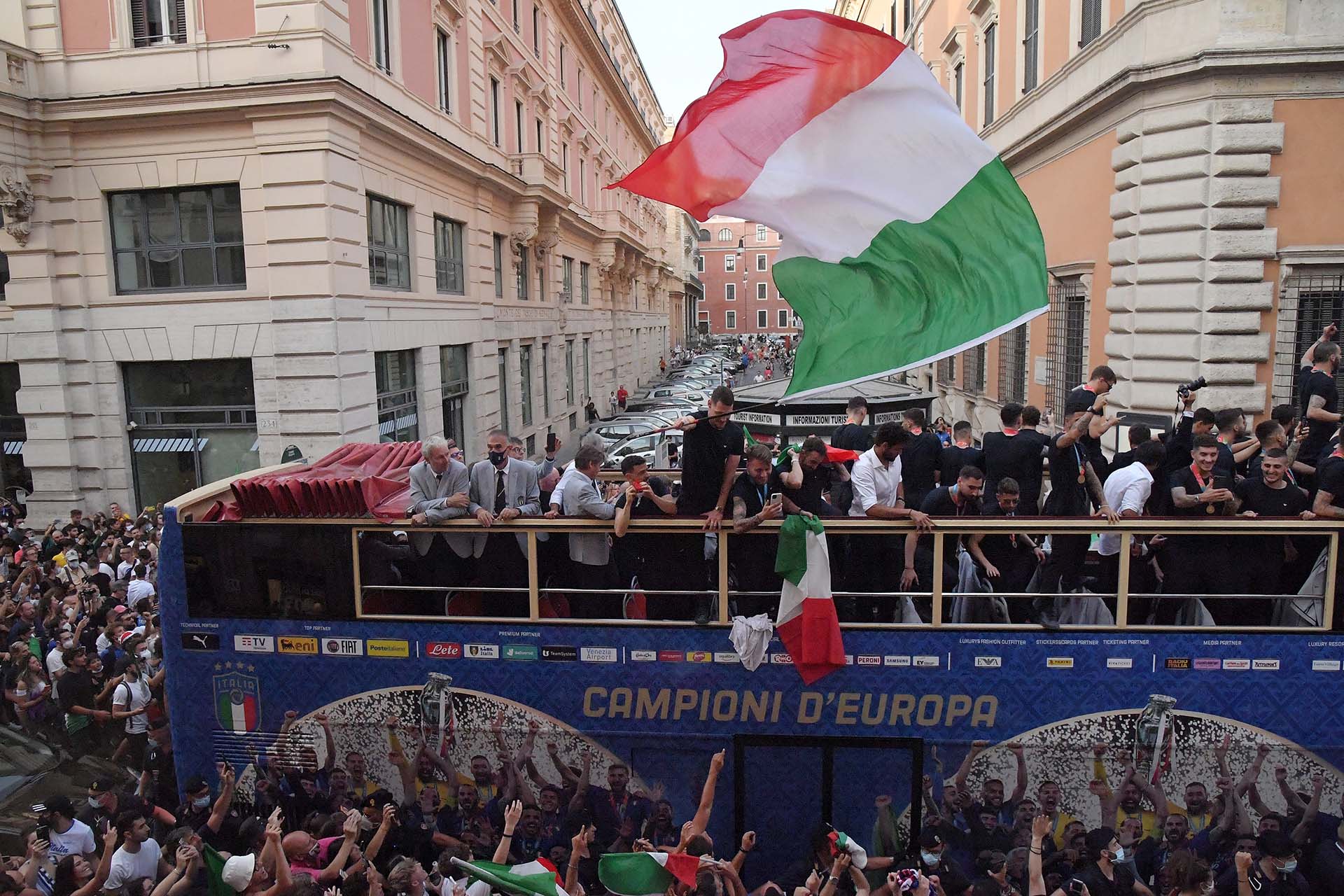 El domingo por la noche, los fanáticos salieron a las calles desde Milán hasta Palermo para celebrar el triunfo de su equipo, haciendo a un lado los pensamientos sobre la pandemia