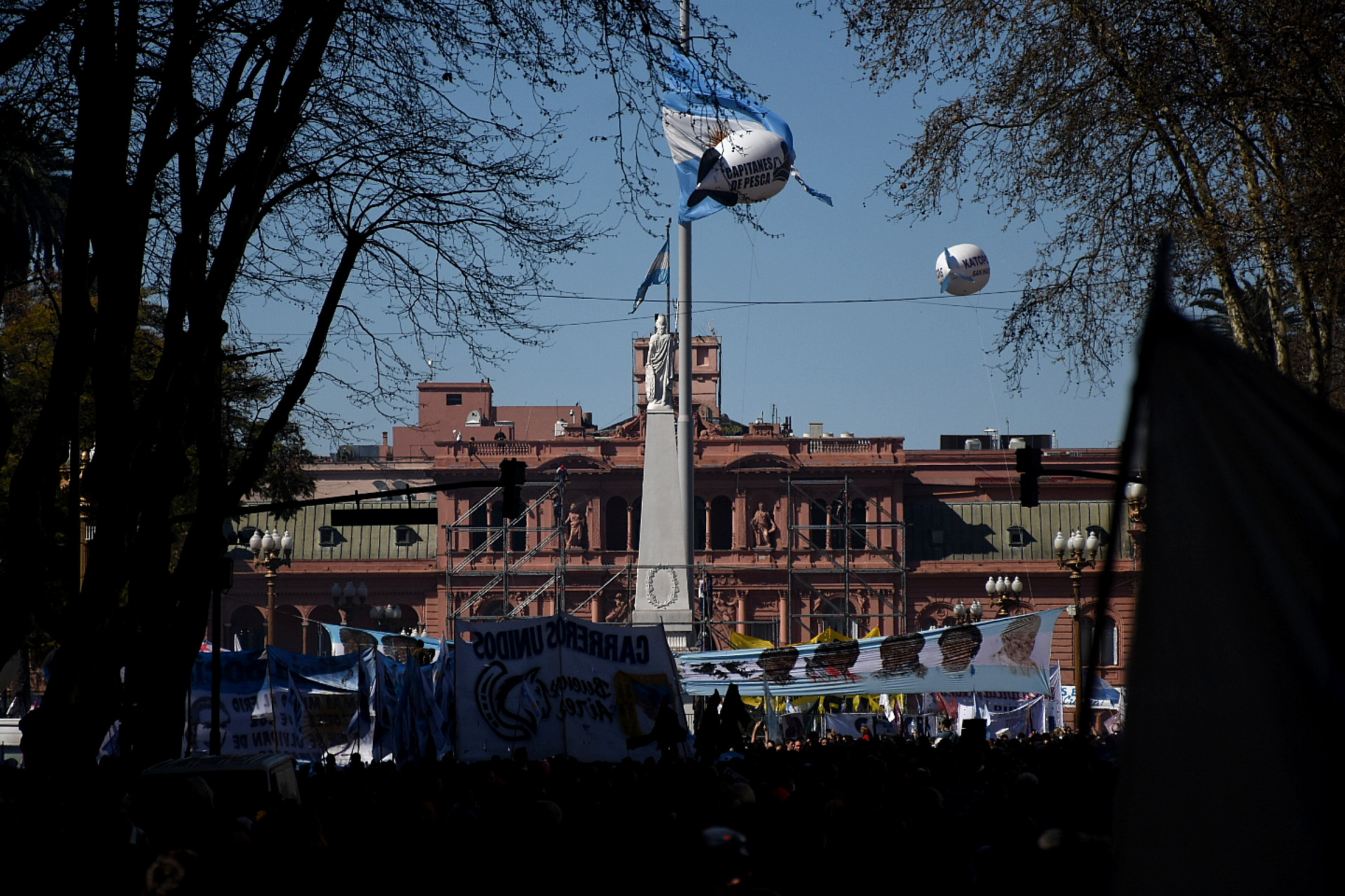 Postales de la Plaza de Mayo en las primeras horas de la tarde de hoy (Nicolás Stulberg)