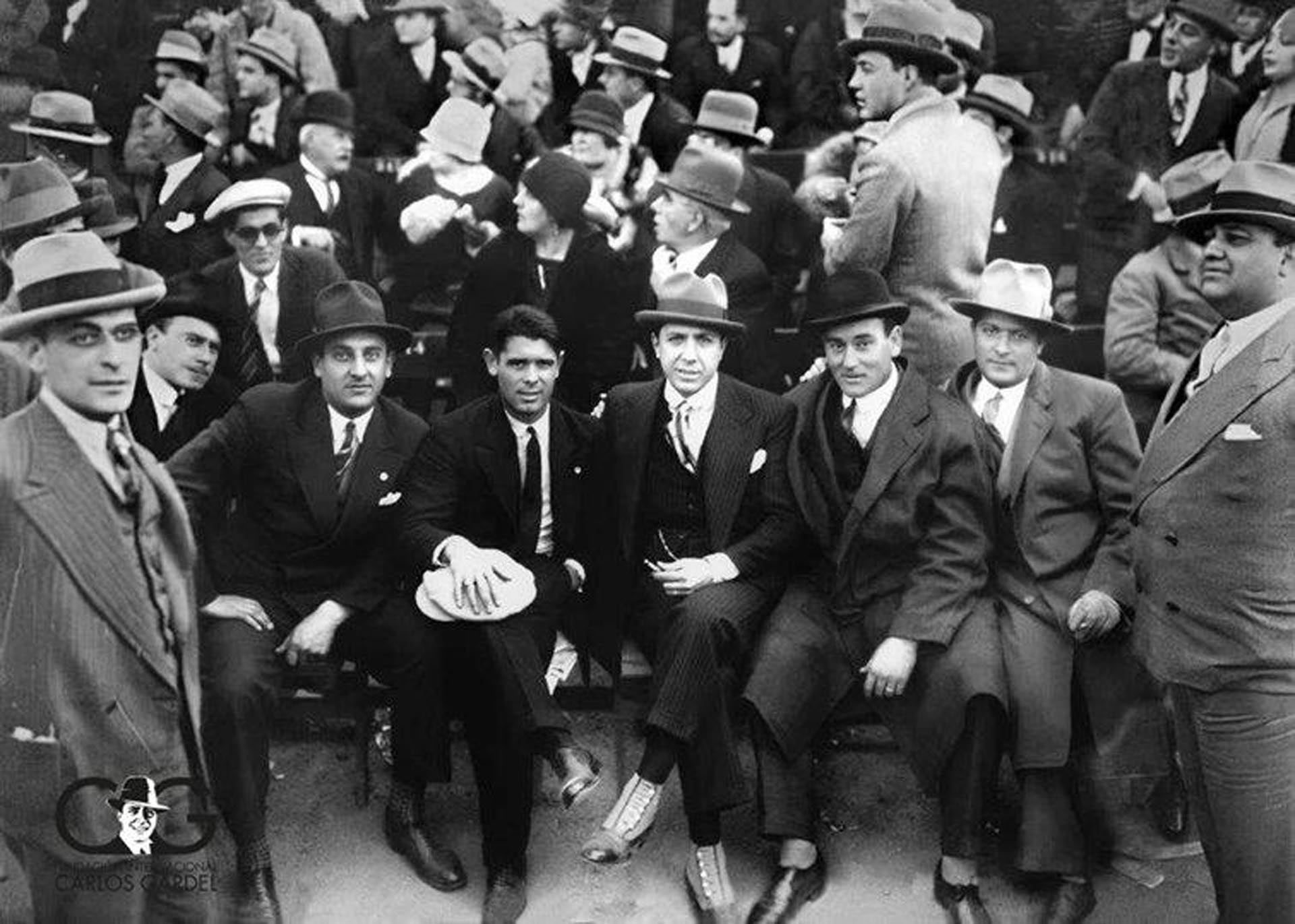 Gardel con sus amigos de F.C. Barcelona, Vincenç Piera (izq.) y Franz Platko (der.) tomada el 02 septiembre 1928, Gran Parque Central de Montevideo, Campo de deportes del Club Nacional de Football