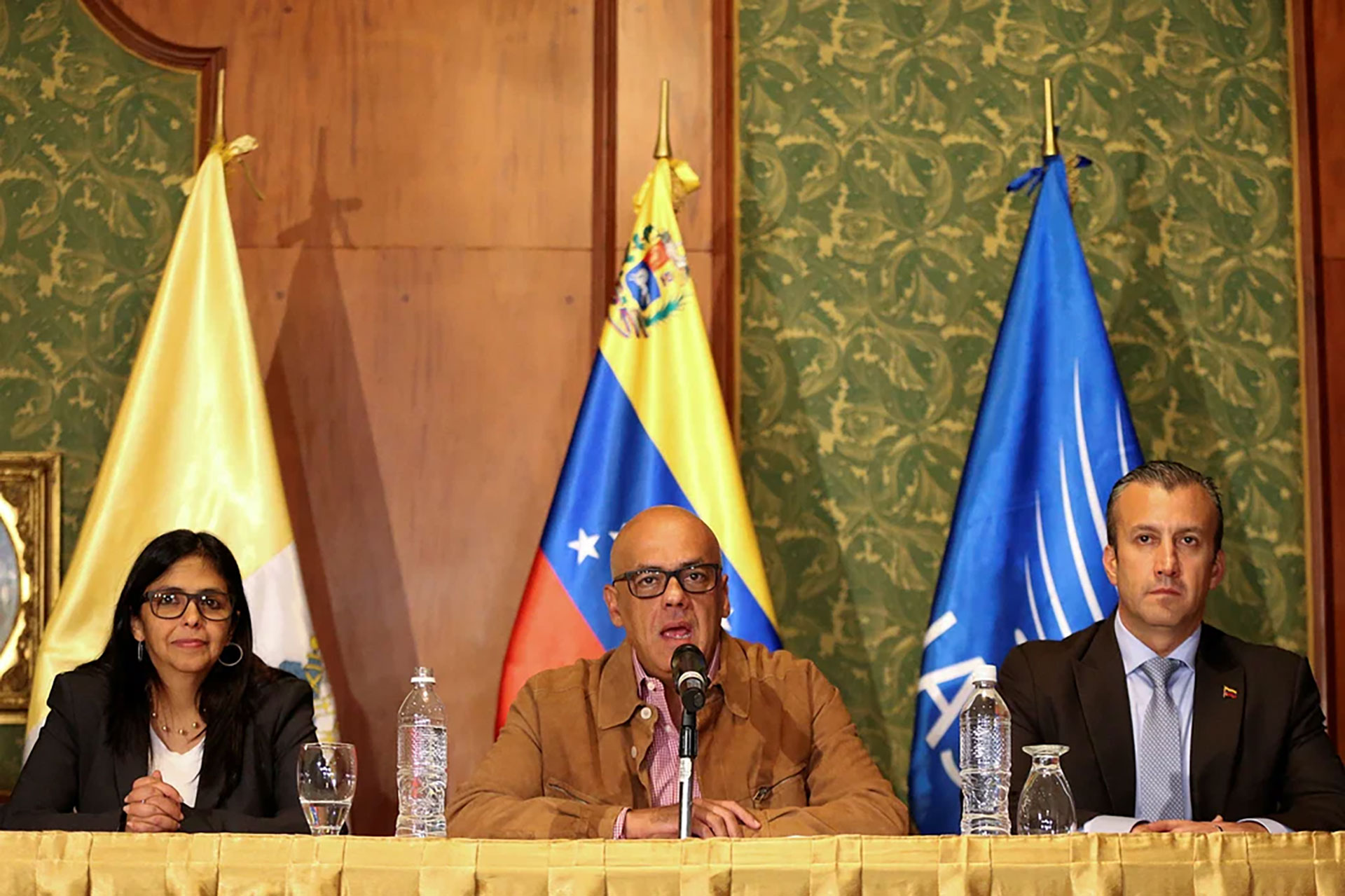 Izarra sostuvo que los hermanos Jorge y Delcy Rodríguez son los "ejecutores políticos" de Maduro