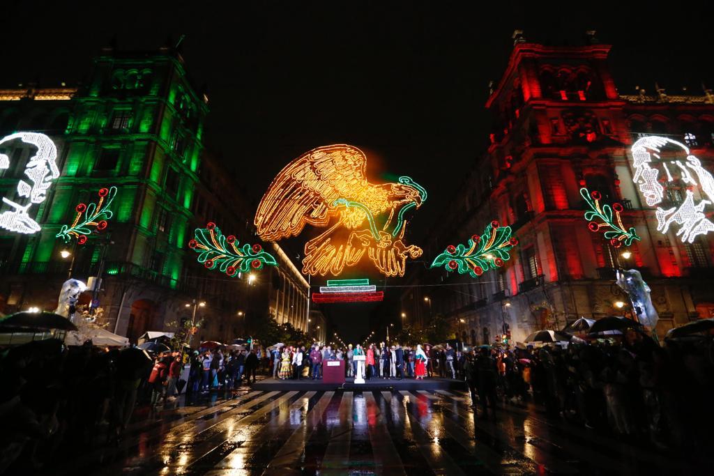 Encendieron iluminación de fiestas patrias en el Zócalo de la CDMX - Infobae