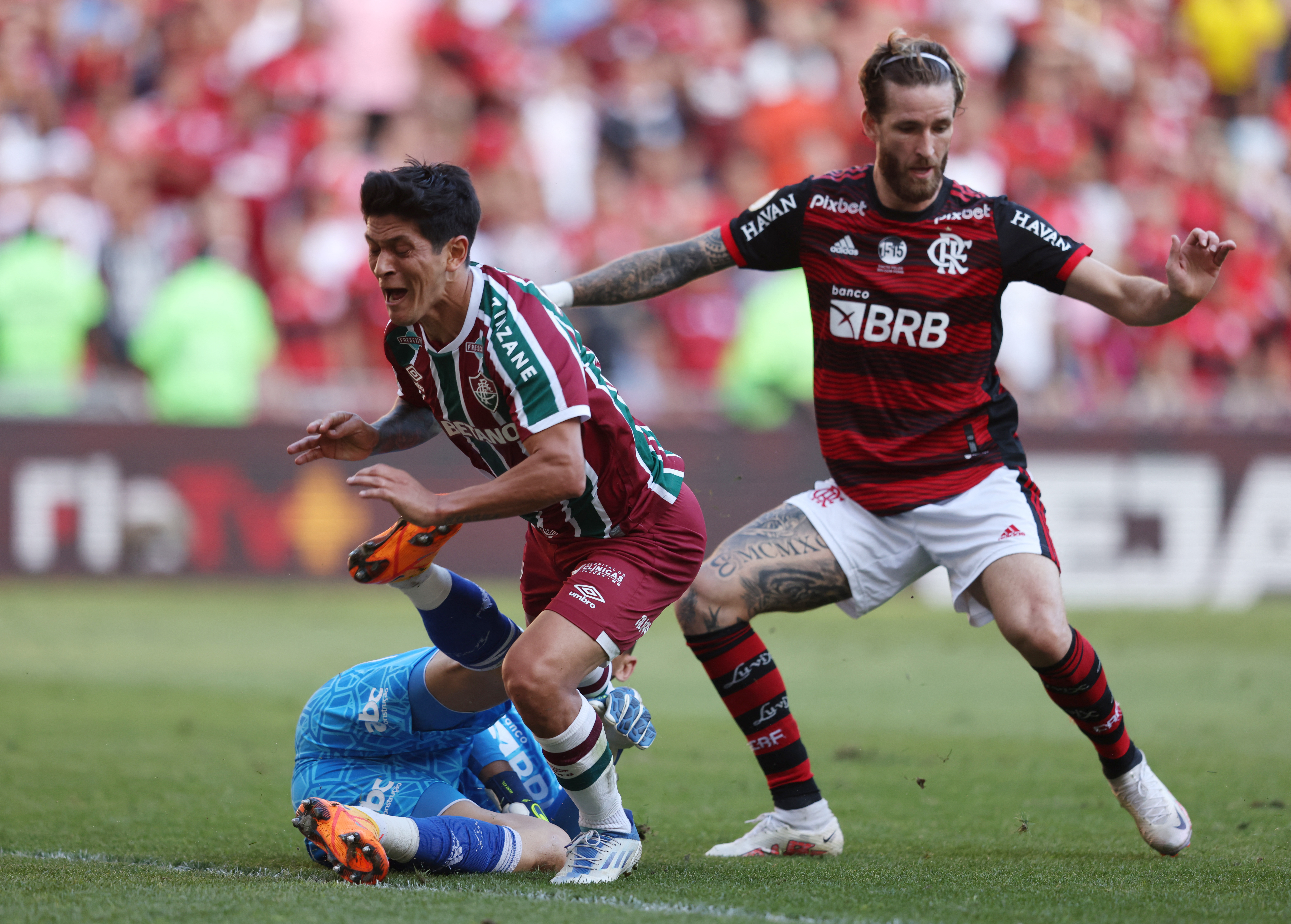 Germán Cano recibe la falta del arquero y Ganso le dio la ventaja parcial al Fluminense (Foto: Reuters)