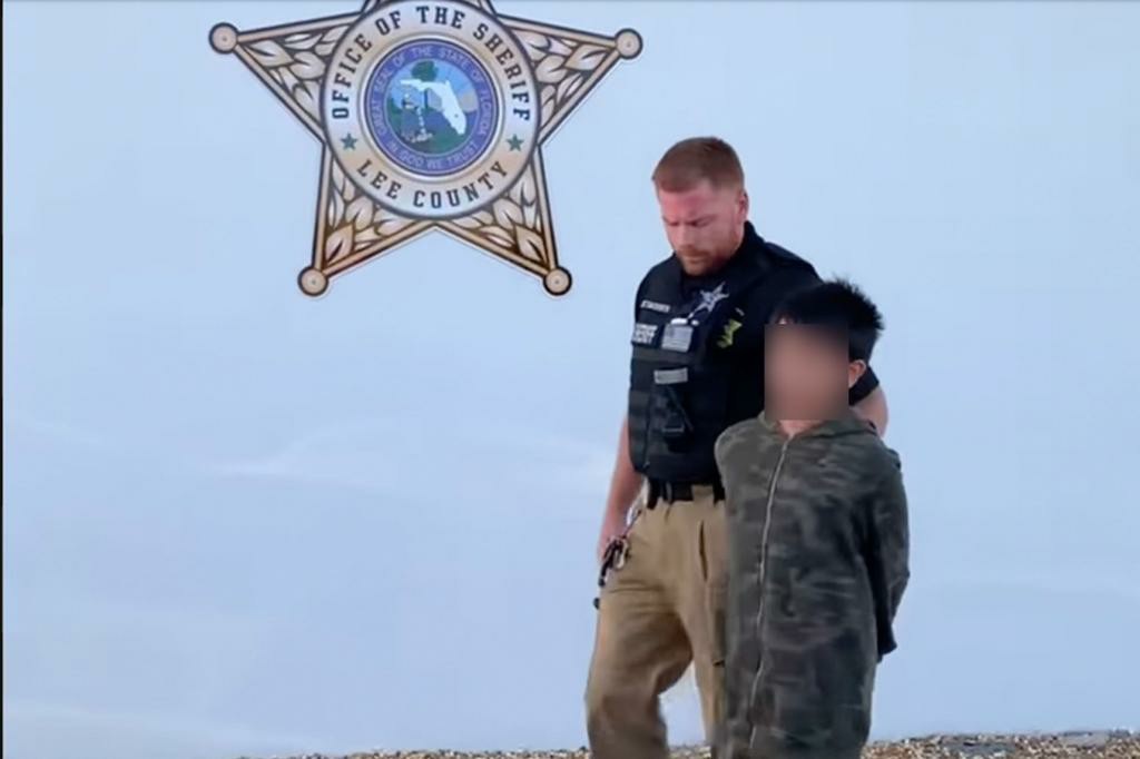 La policía del condado de Lee County difundió un video del arresto del niño