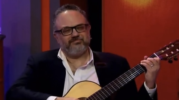 La curiosa reaparición de Matías Kulfas: tocó la guitarra en un programa de televisión junto a su esposa 