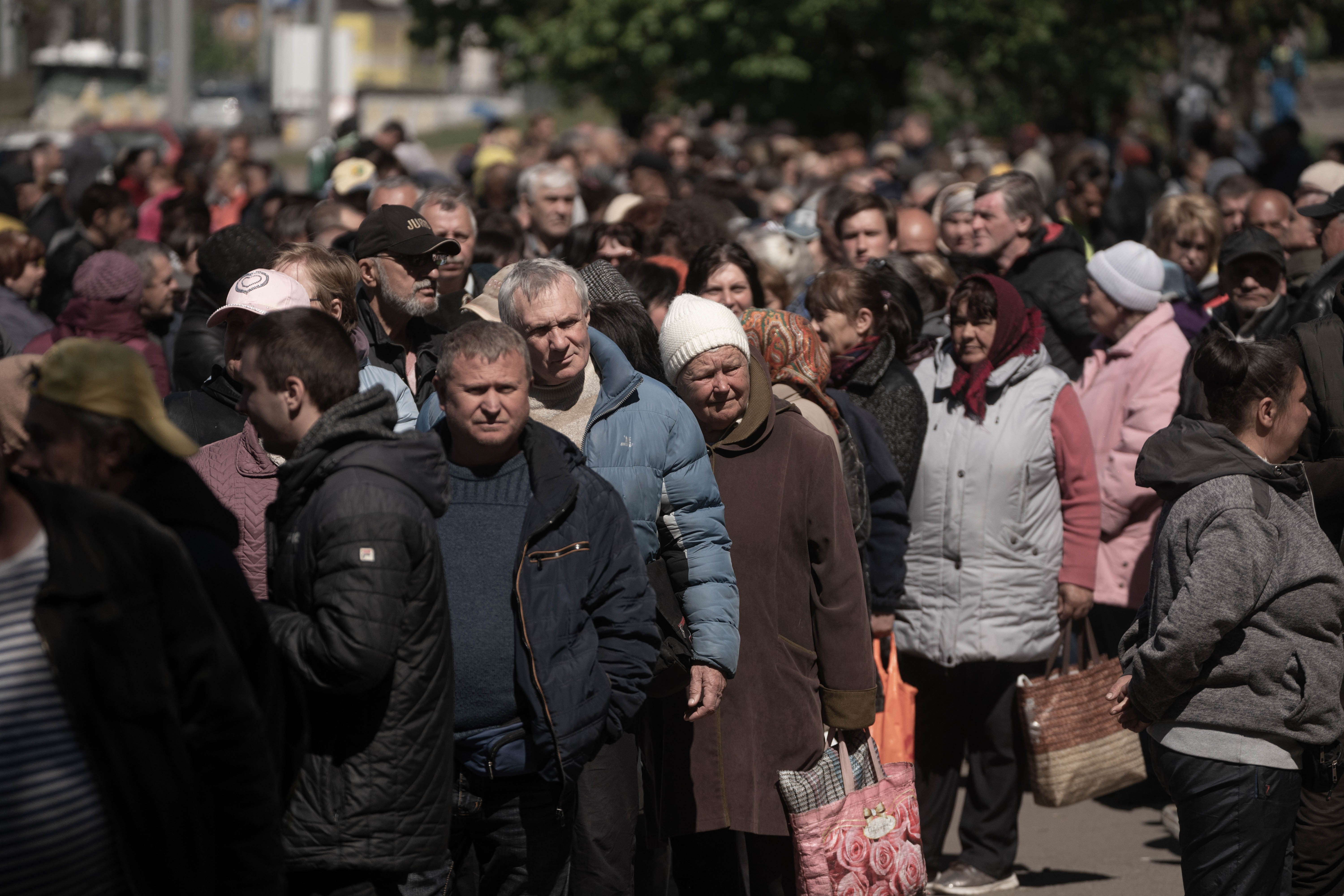 Dos mil ancianos, desocupados y viudas de Kharkiv hacen una fila todos los días para recibir dos trozos de pollo y un puñado de papas. (Foto: Franco Fafasuli)
