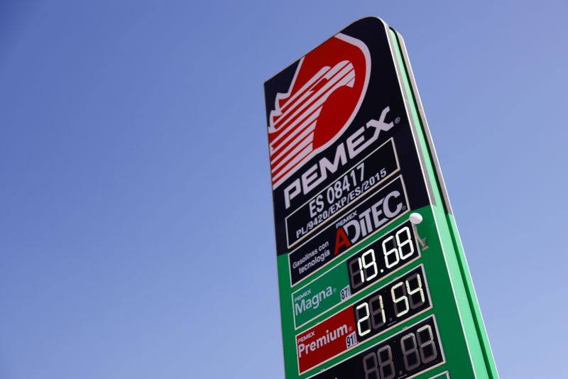 Un cartel de la empresa estatal Petróleos Mexicanos (Pemex) muestra los precios de la gasolina en una estación de servicio. (FOTO: REUTERS/José Luis González)