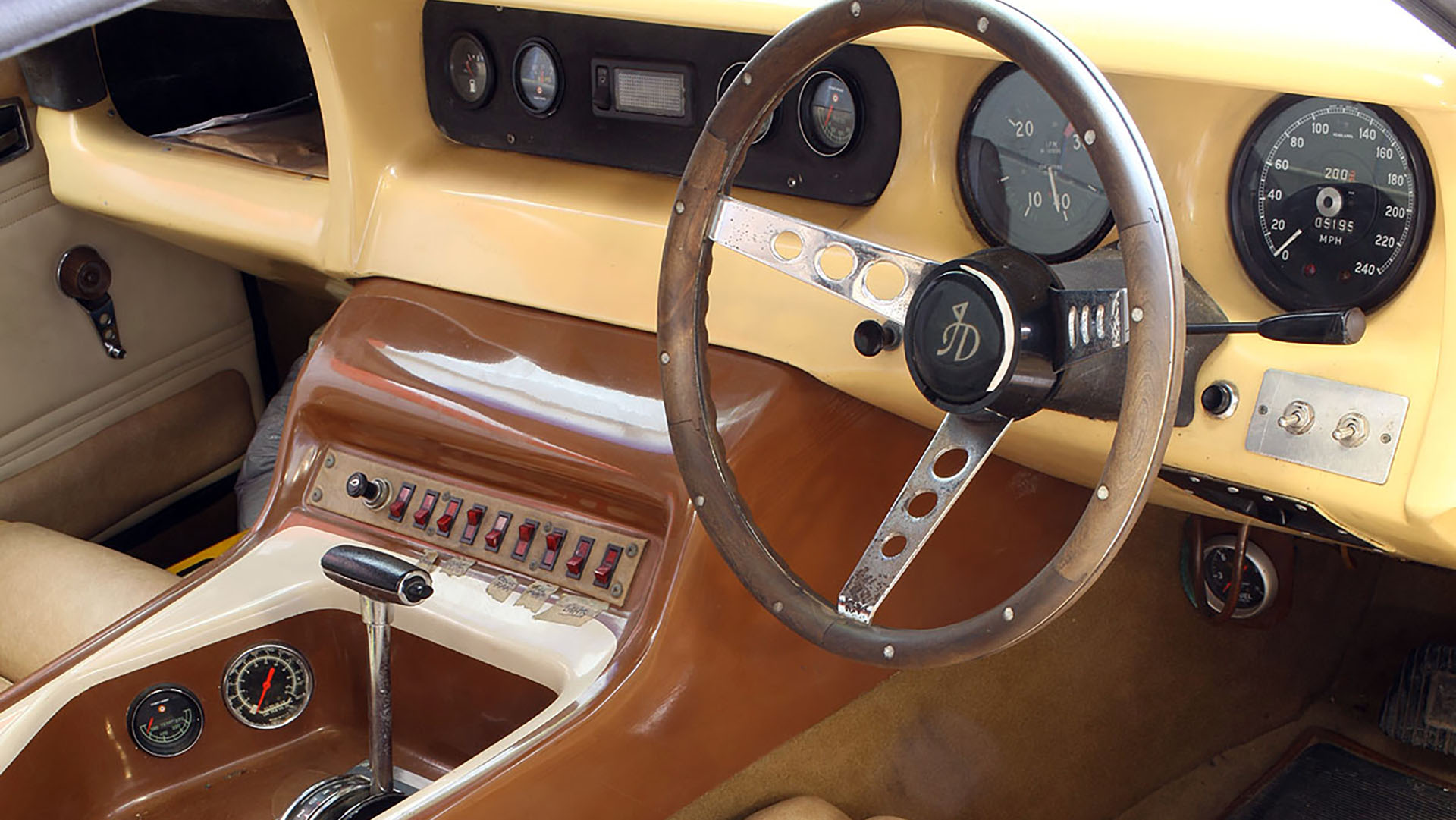 En el interior, el volante también tiene las iniciales de John Dodd. Se aprecia la palanca de cambios de la caja automática de solo 3 velocidades