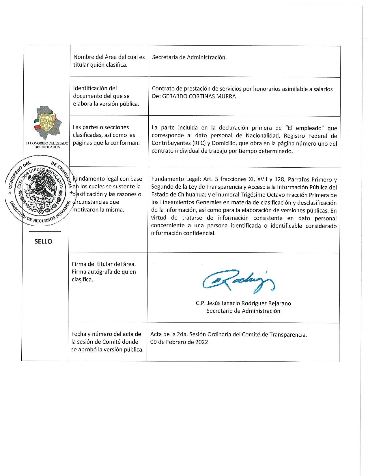Javier Corral exhibió el contrato de Gerardo Cortinas Murra con el congreso de Chihuahua (Foto: Facebook / Javier Corral)