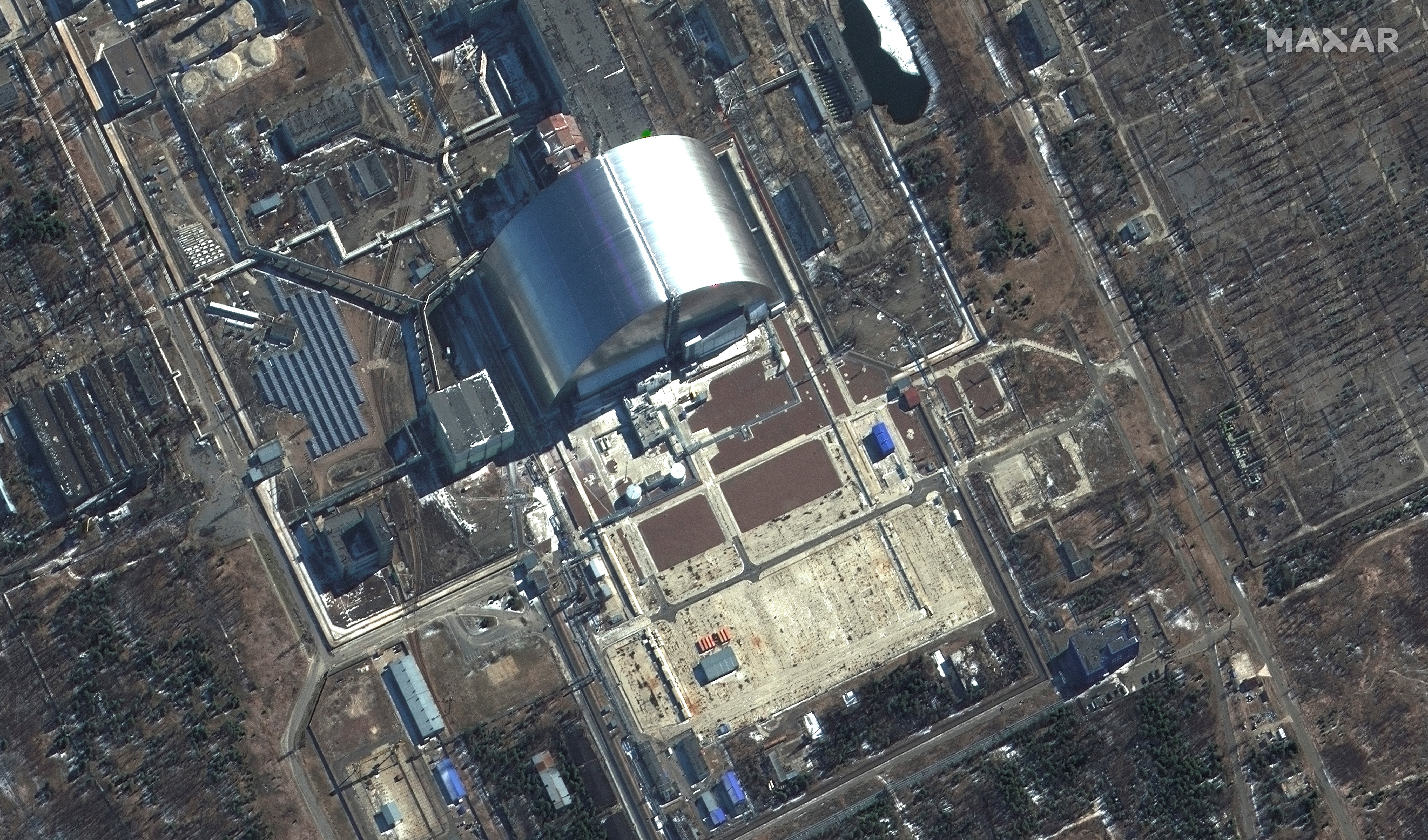 Imagen satelital del sarcófago que cubre el reactor de la central nuclear de Chernobyl que explotó en el accidente de 1986 (©2022 Maxar Technologies/Handout via REUTERS)