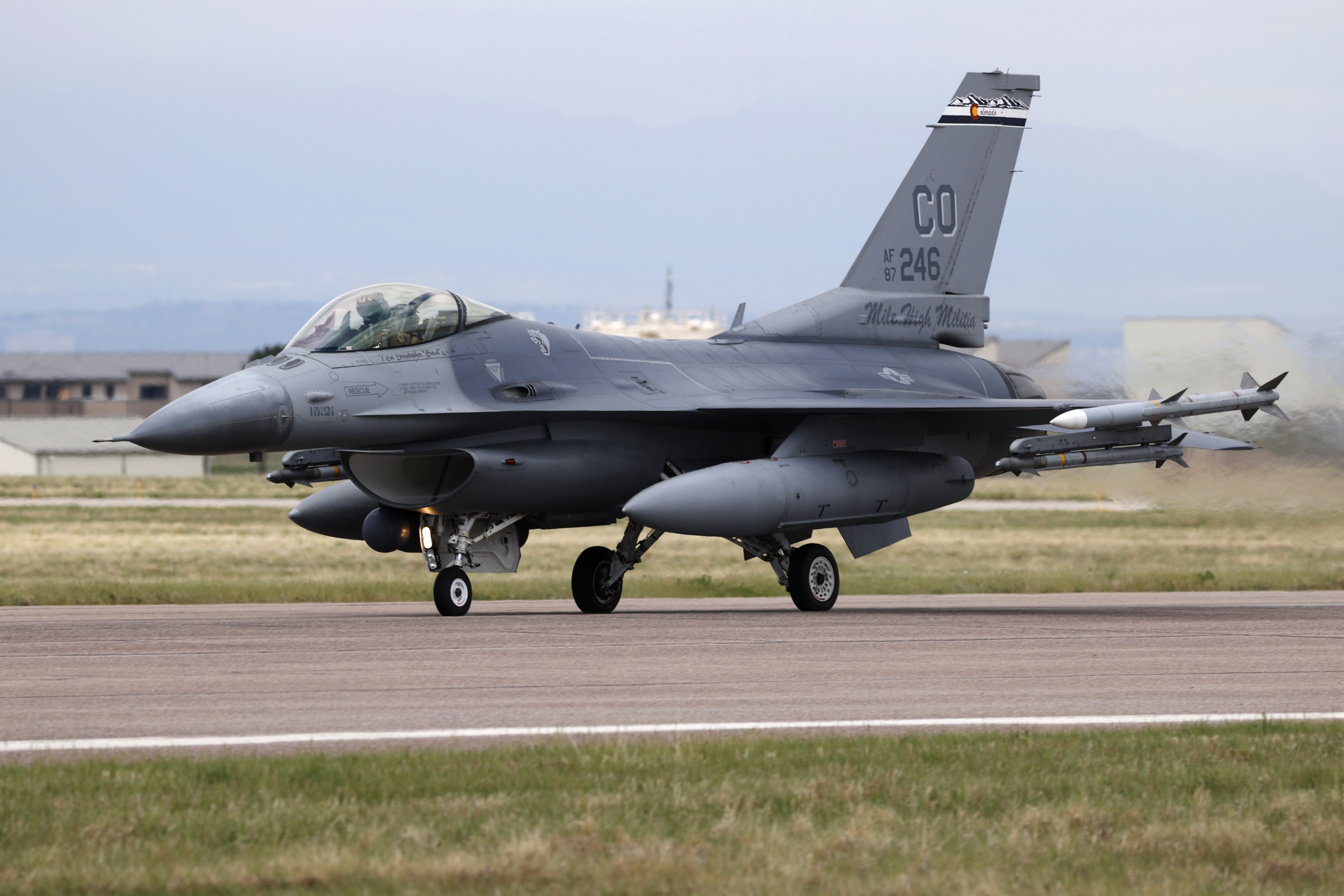 Un avión de combate F-16 de fabricación estadounidense despega de la Base de la Fuerza Aérea Buckley en Aurora, Colorado. (AP Foto/David Zalubowski, archivo)