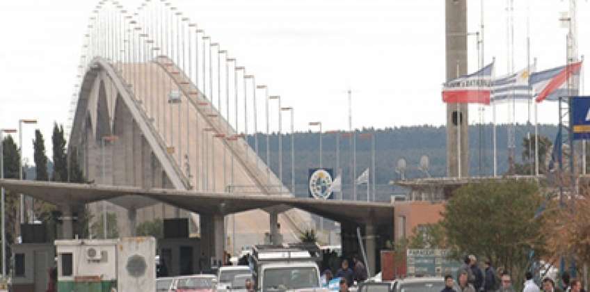 Francisco Bustillo, el canciller uruguayo, dijo que Argentina habilitará  el paso de los puentes fronterizos que unen a ambos países
