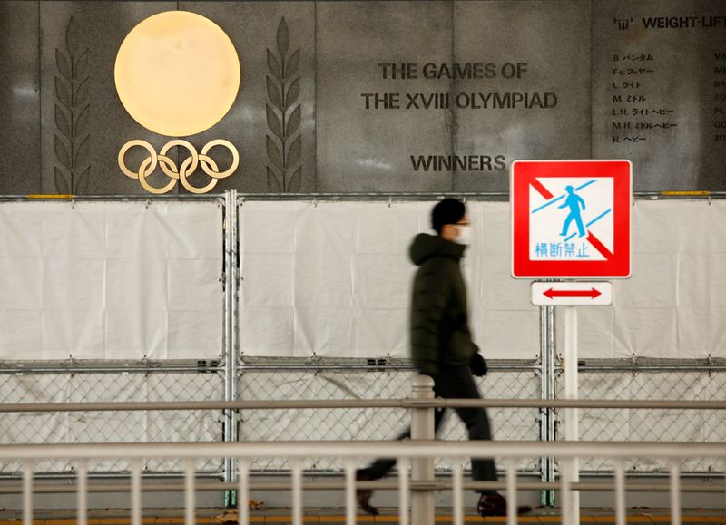 Los anillos olímpicos se ven fuera del Estadio Nacional, la sede principal de los Juegos Olímpicos y Paralímpicos de 2020 en Tokio, Japón, 8 enero 2021.
REUTERS/Issei Kato