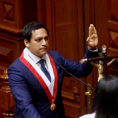 Luis Valdez, jurando a su cargo como presidente de Congreso peruano 