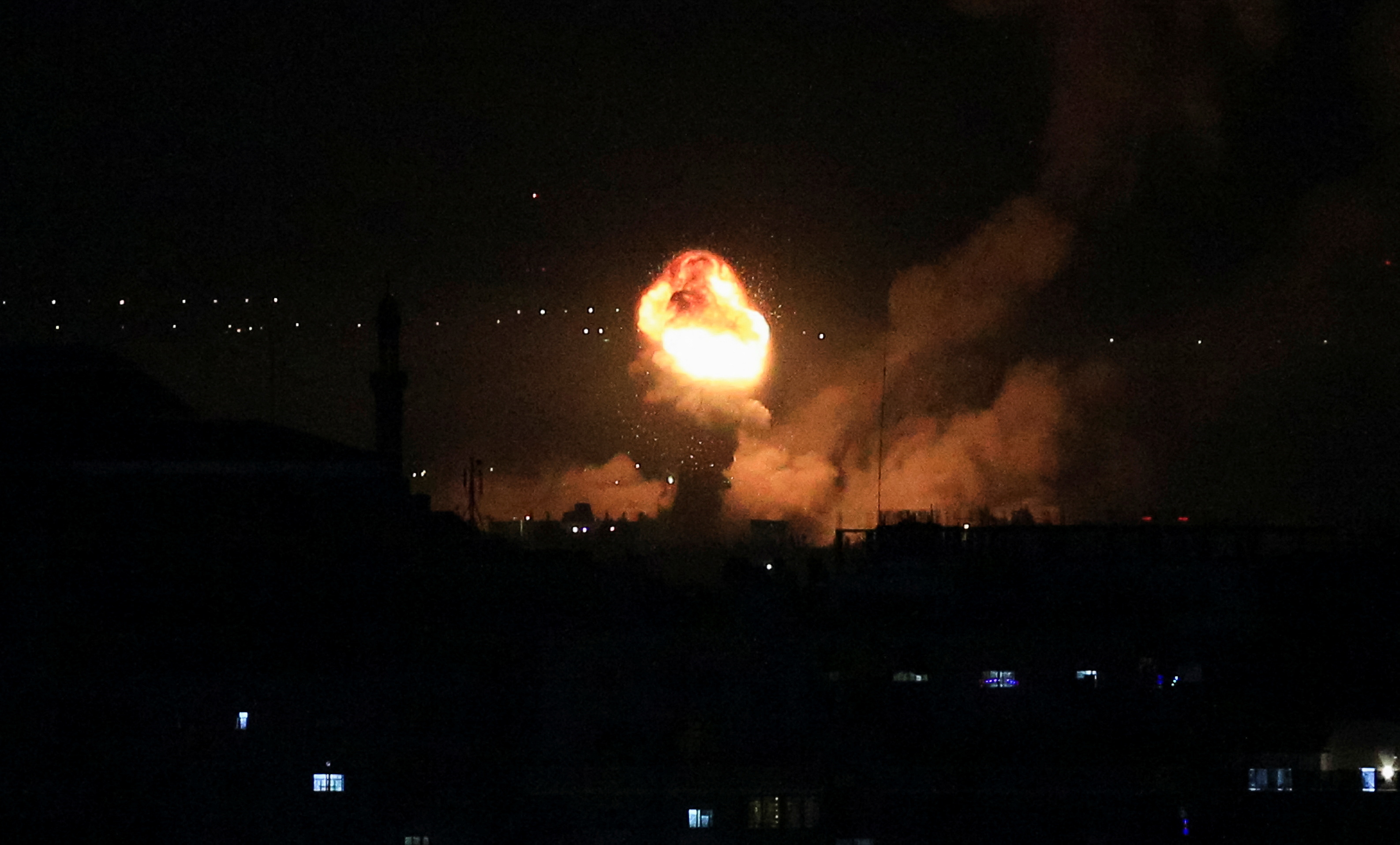 Israel bombardeó objetivos del grupo terrorista Hamas en respuesta al ataque con proyectiles desde el Líbano