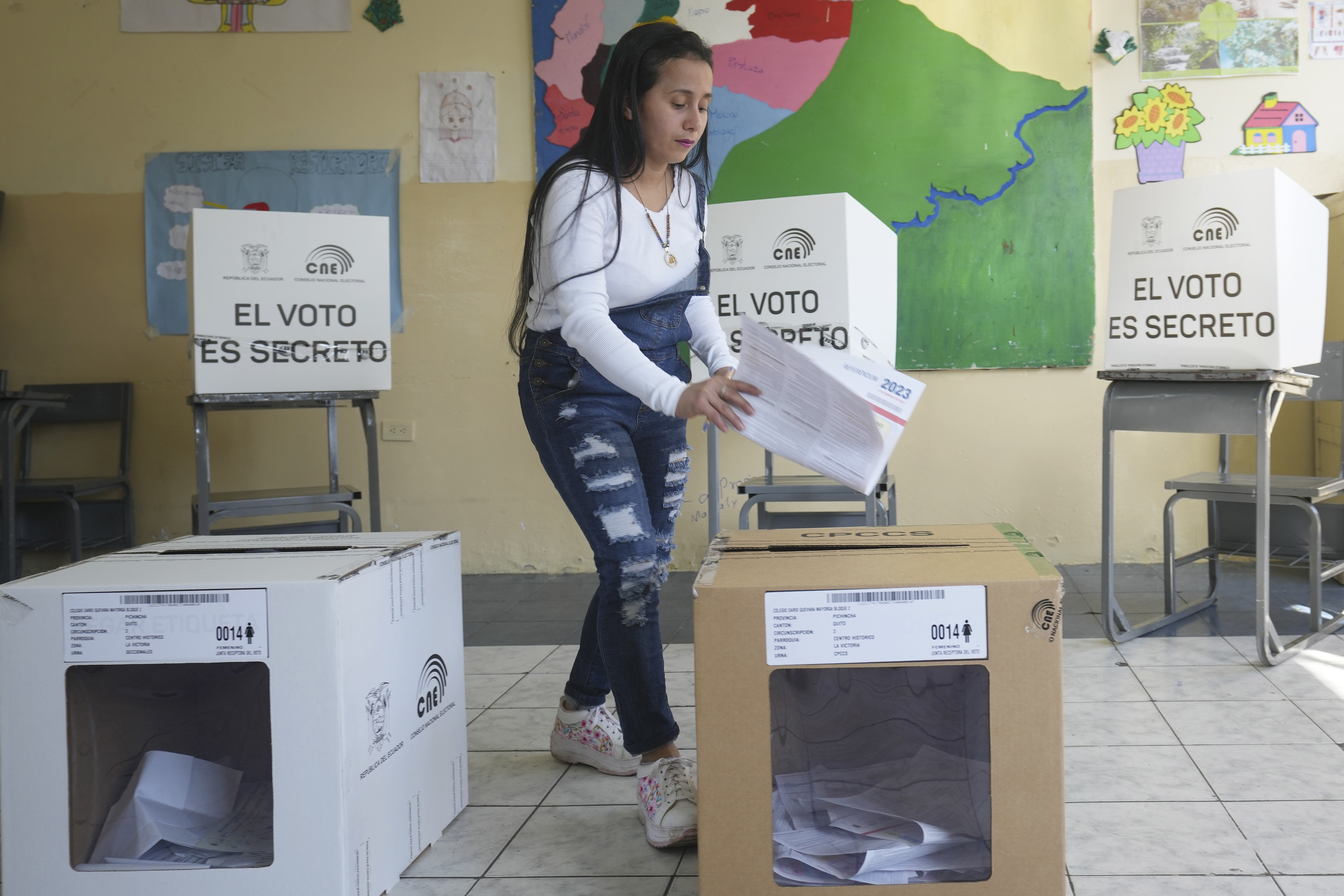 Las elecciones presidenciales en Ecuador están previstas para el 2025, pero con la derrota del gobierno en el referéndum piden que el presidente Guillermo Lasso adelante los comicios. (Foto AP/Dolores Ochoa)