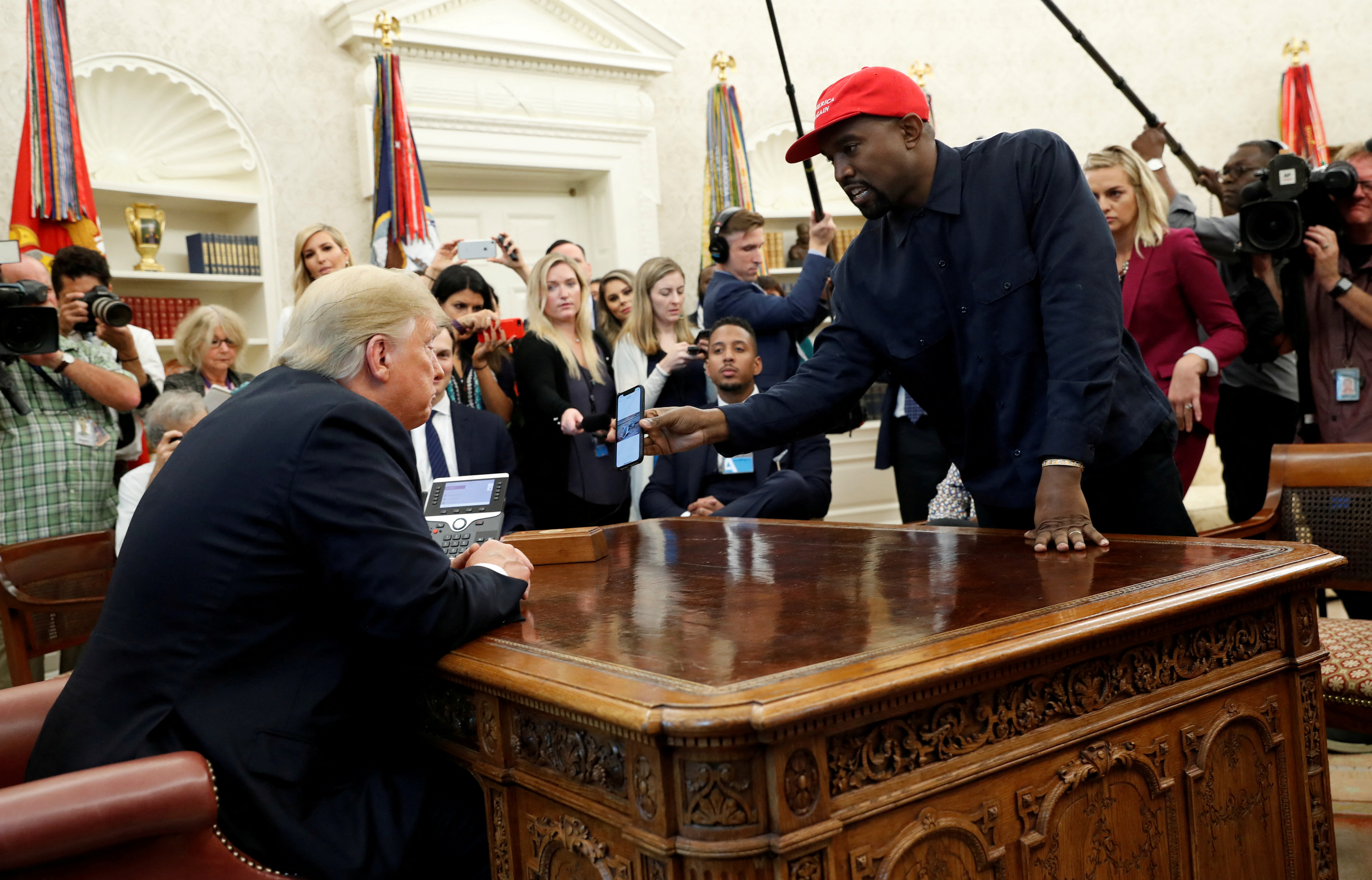Kanye llegó a mostrar su apoyo hacia Donald Trump (REUTERS/Kevin Lamarque/File Photo)