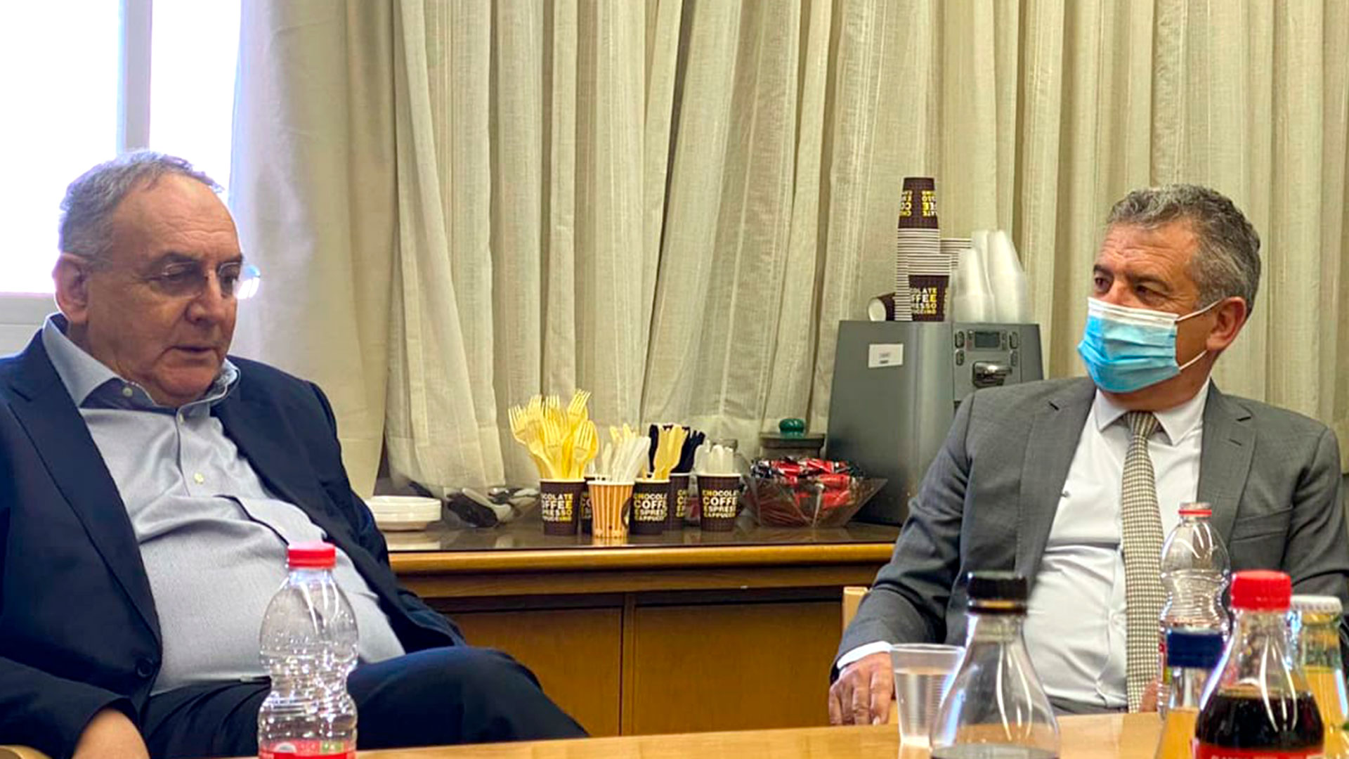 Zeev Rothstein, director general del Hospital Hadassah, reunido con el embajador argentino Sergio Urribarri