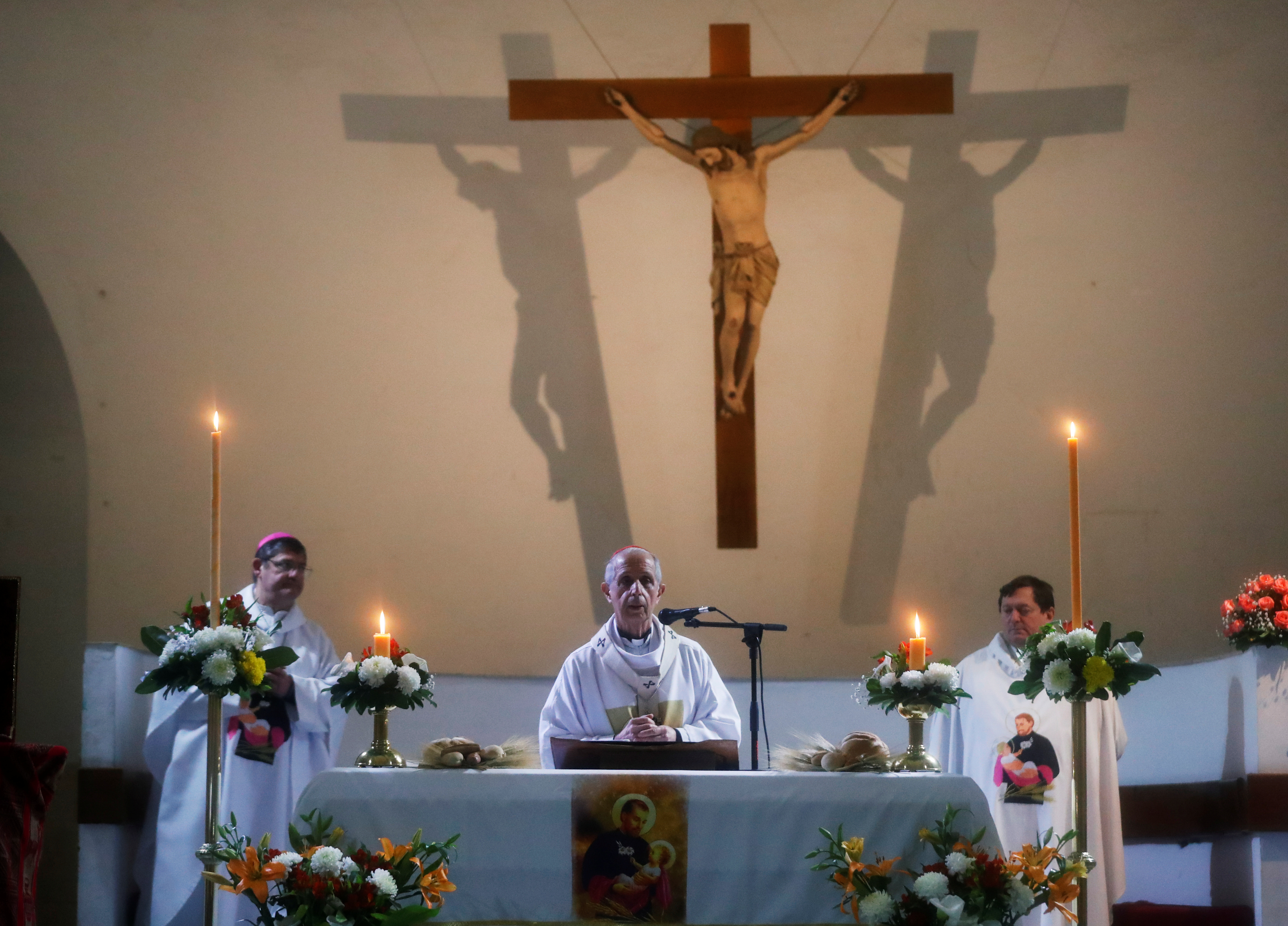 El Gobierno autorizó celebraciones religiosas de manera presencial (REUTERS/Agustin Marcarian)