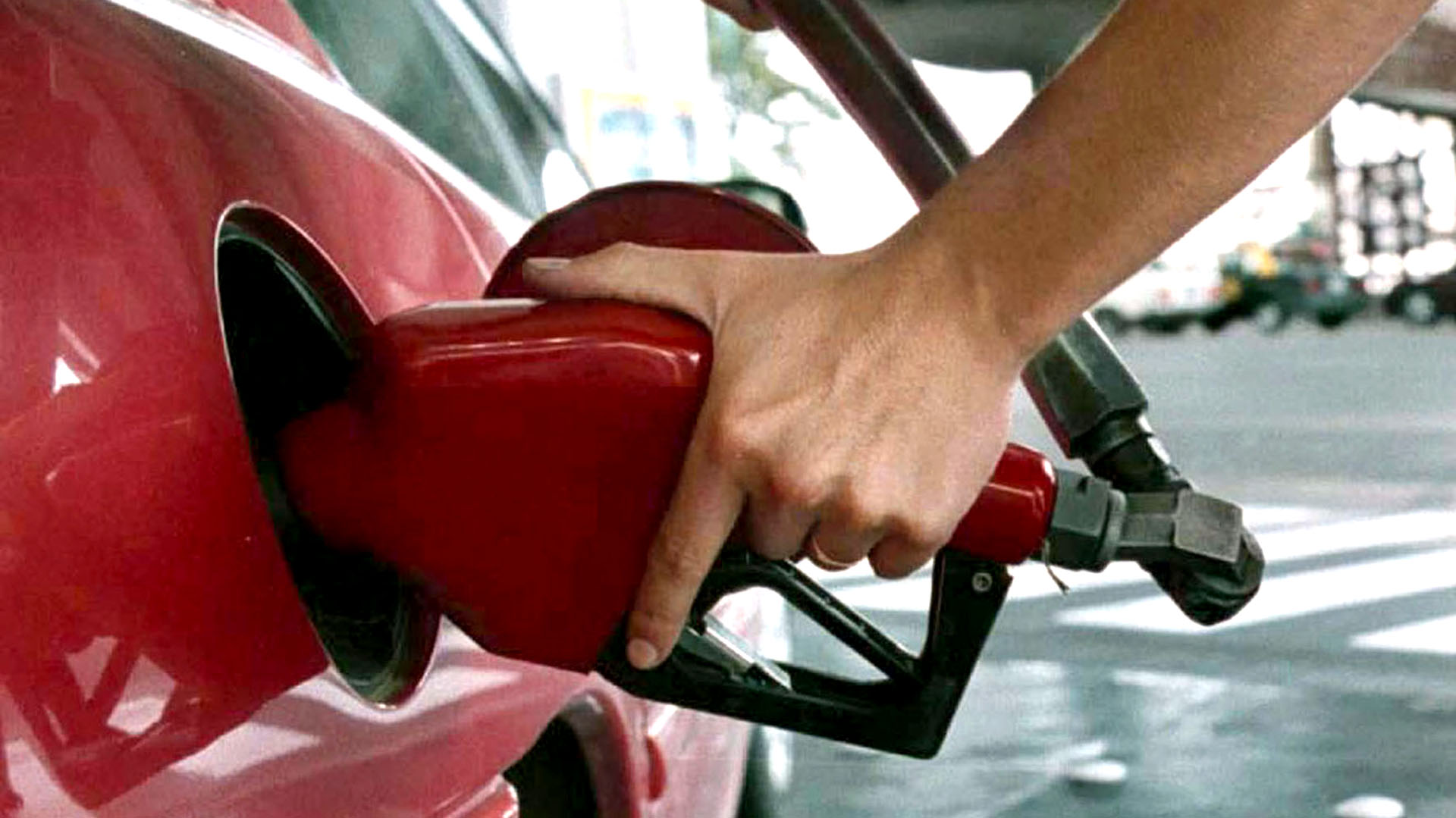 Los precios de la nafta aumentarán en diciembre, enero, febrero y marzo. (NA)