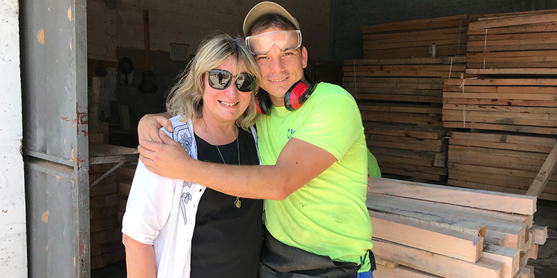 Daniel Guevara trabajó en el aserradero del polo industrial de la unidad penitenciaria 4 de Montevideo, en la foto, junto a Graciela Barrera de Novo, de la Asociación de Familiares y Víctimas de la Delincuencia.  (Imagen: gentileza ISG)
