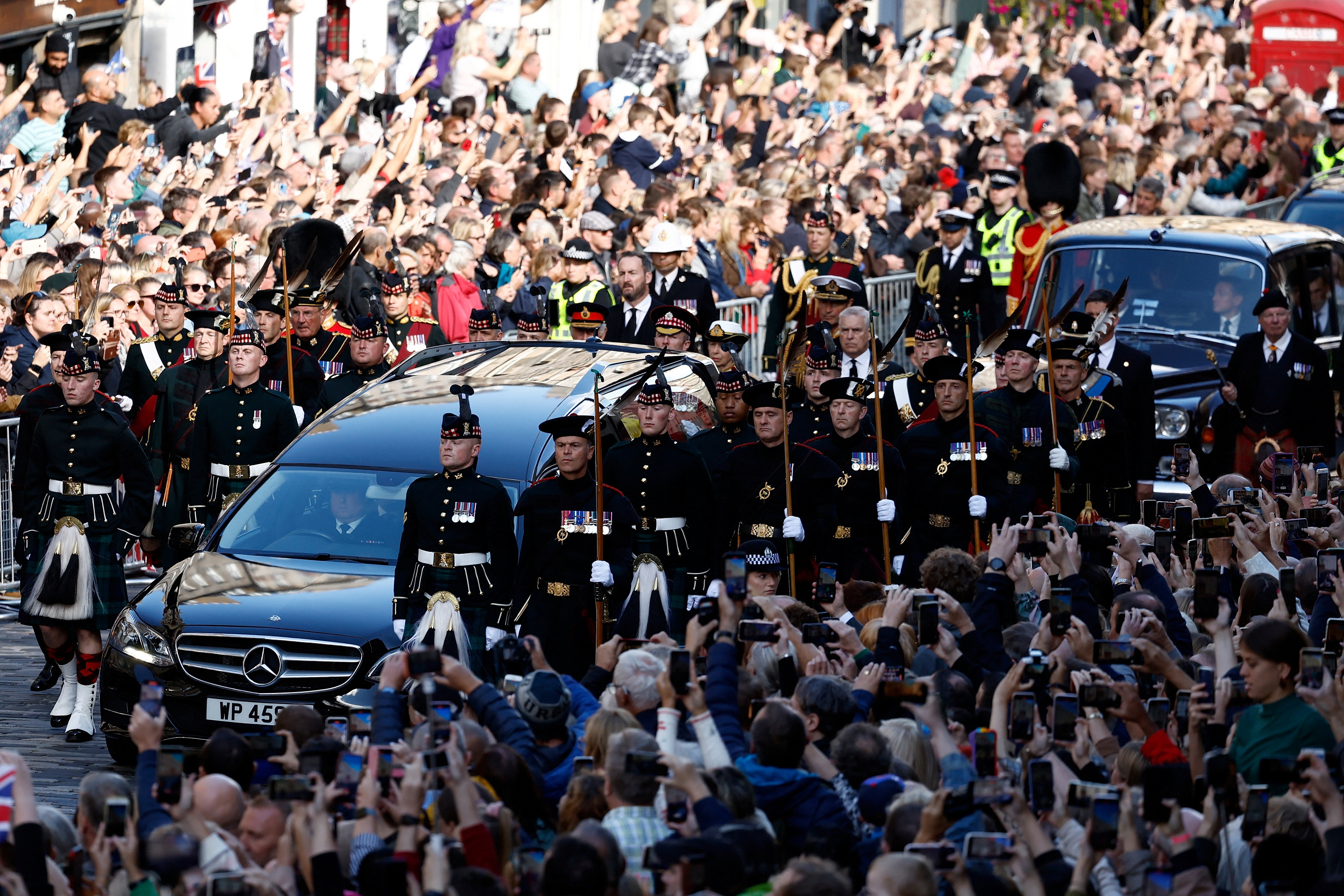El rey Carlos III, el príncipe Andrés, duque de York y la princesa Ana, participan en la procesión del ataúd de la reina Isabel II mientras se dirige a la catedral de St Giles, después de recorrer la Royal Mile el 12 de septiembre de 2022 en Edimburgo, Escocia (Reuters)