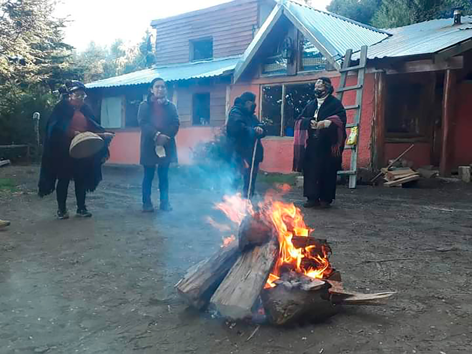 A pesar de un fallo judicial en contra, mapuches usurparon los terrenos de un hotel en Villa La Angostura