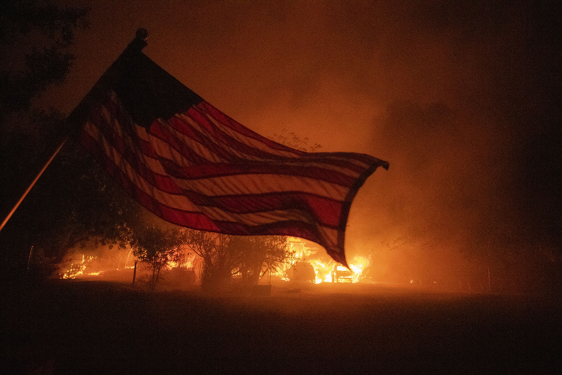 Una bandera estadounidense entre las llamas (JOSH EDELSON / AFP)