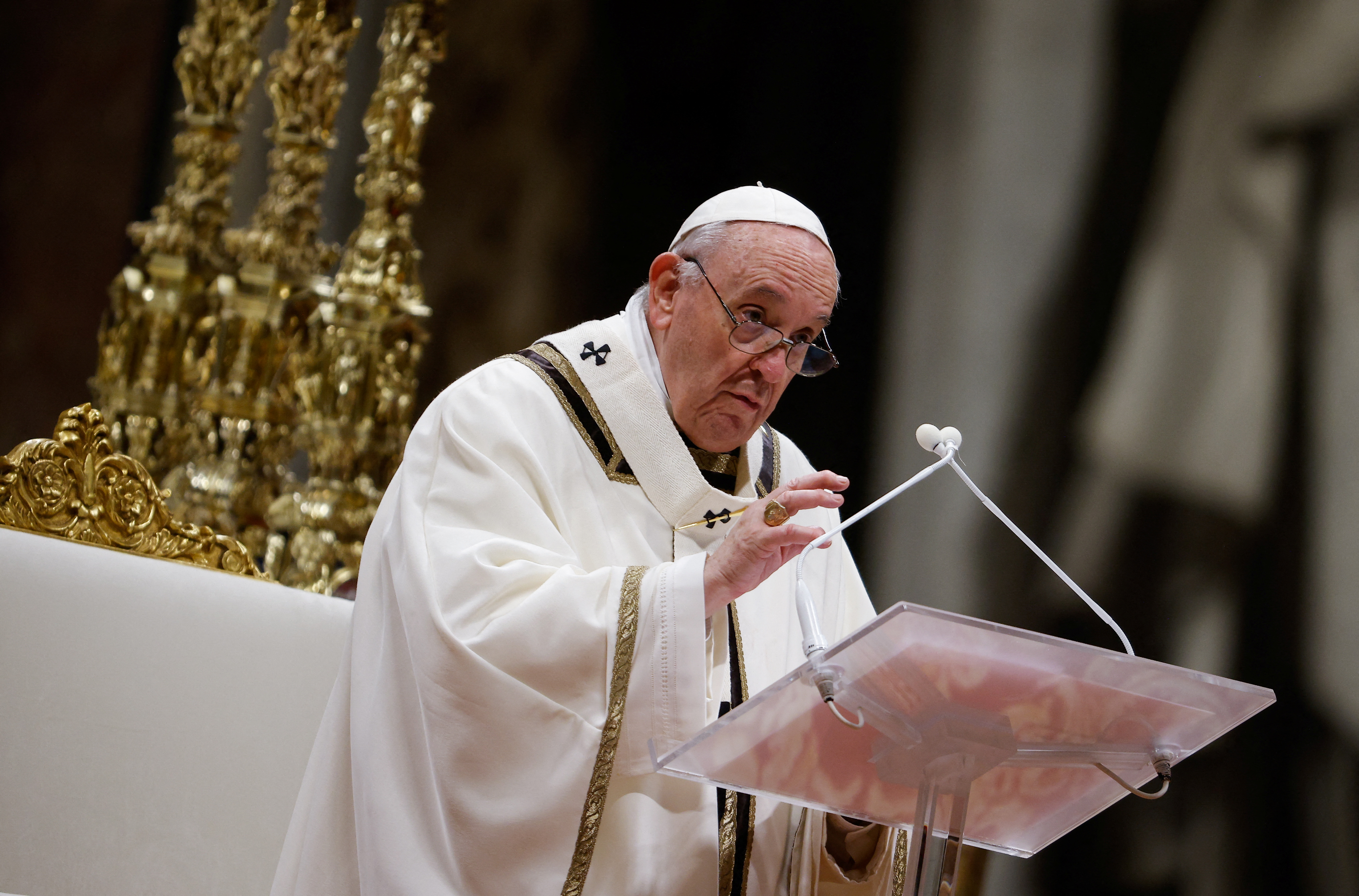 El papa Francisco celebra la misa de Noche Buena en la Basílica de San Pedro (REUTERS/Guglielmo Mangiapane)