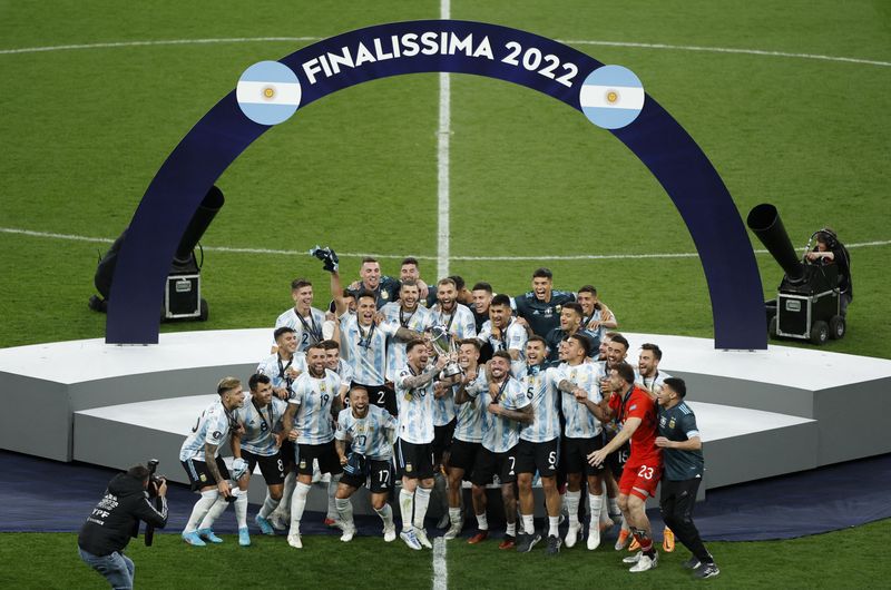 Messi & Cía, en junio pasado, celebrando la victoria por 3 a 0 contra Italia, la segunda de las 3 Copas que ganó la Selección en el último año y medio (Reuters)