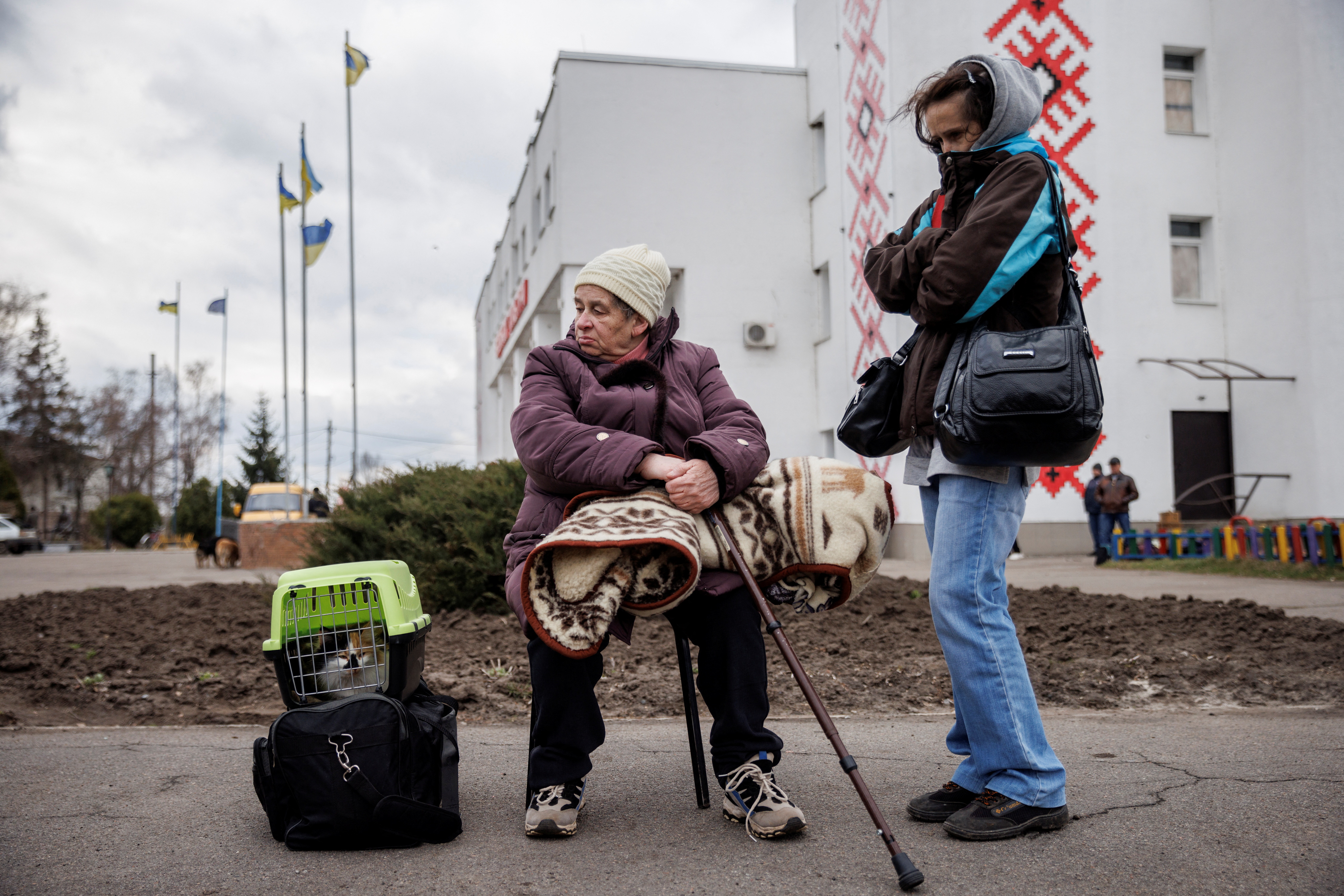 Civiles esperan a ser evacuados en Derhachi, en las afueras de Kharkiv (Reuters)