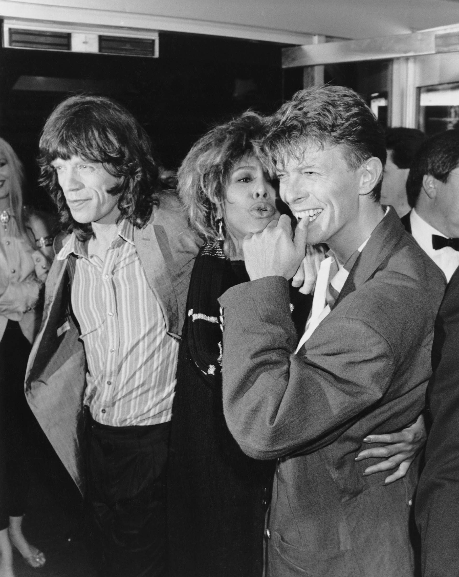 Junto a Mick Jagger y David Bowie en 1986. Ambas estrellas mostraron su respeto hacia ella y compartieron dúos durante los años ochenta ((Photo by Dave Hogan/Getty Images)