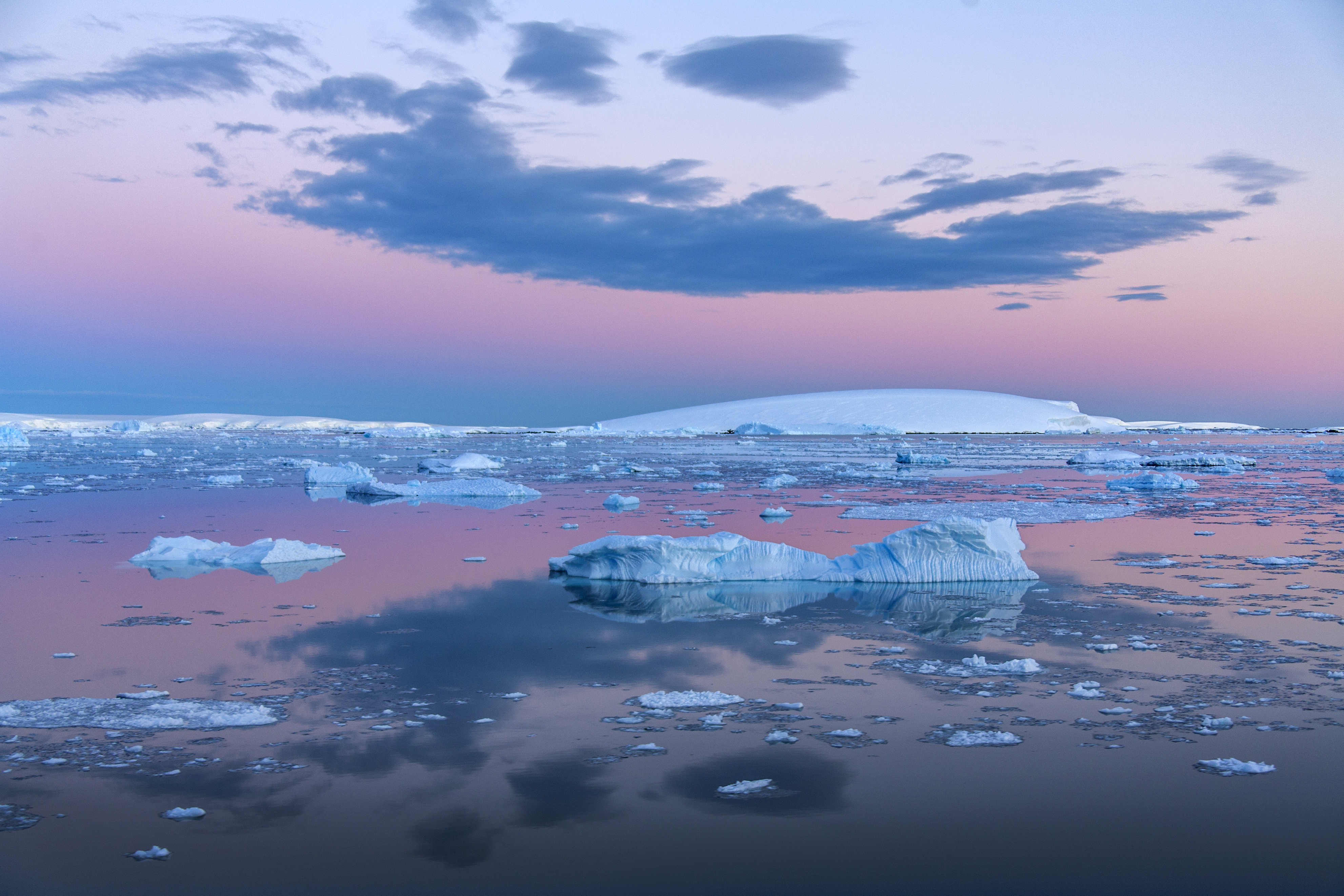 El río que fluye bajo el hielo antártico podría estar socavando la capa de hielo al acelerar la pérdida de hielo a medida que el clima se calienta (Getty)