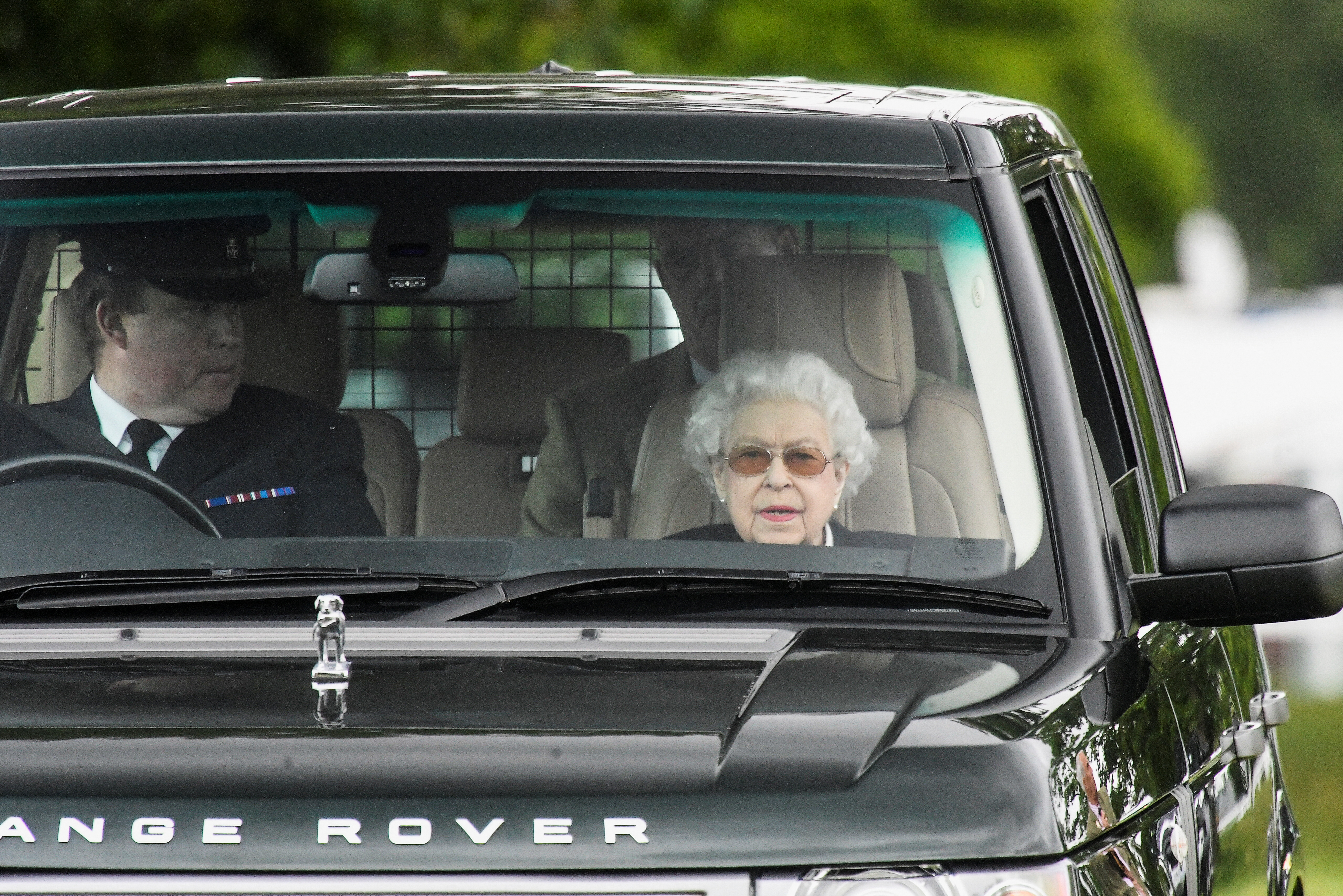 La reina Isabel de Gran Bretaña llega en un automóvil al segundo día del Royal Windsor Horse Show y Platinum Jubilee Celebration en Windsor, Gran Bretaña, el 13 de mayo de 2022 (Reuters)
