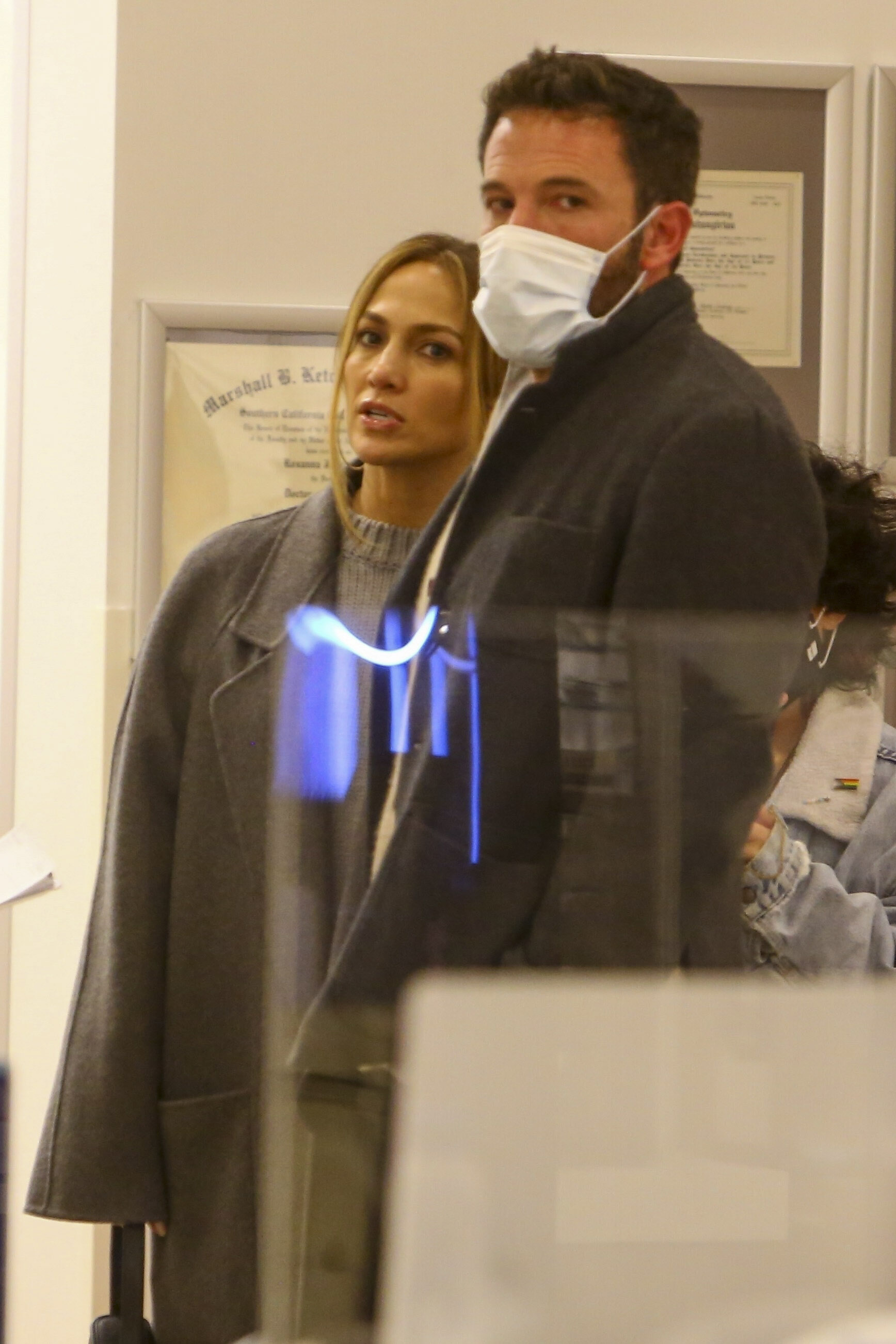 Jennifer Lopez y Ben Affleck estuvieron de shopping y se mostraron muy acaramelados mientras miraban lentes