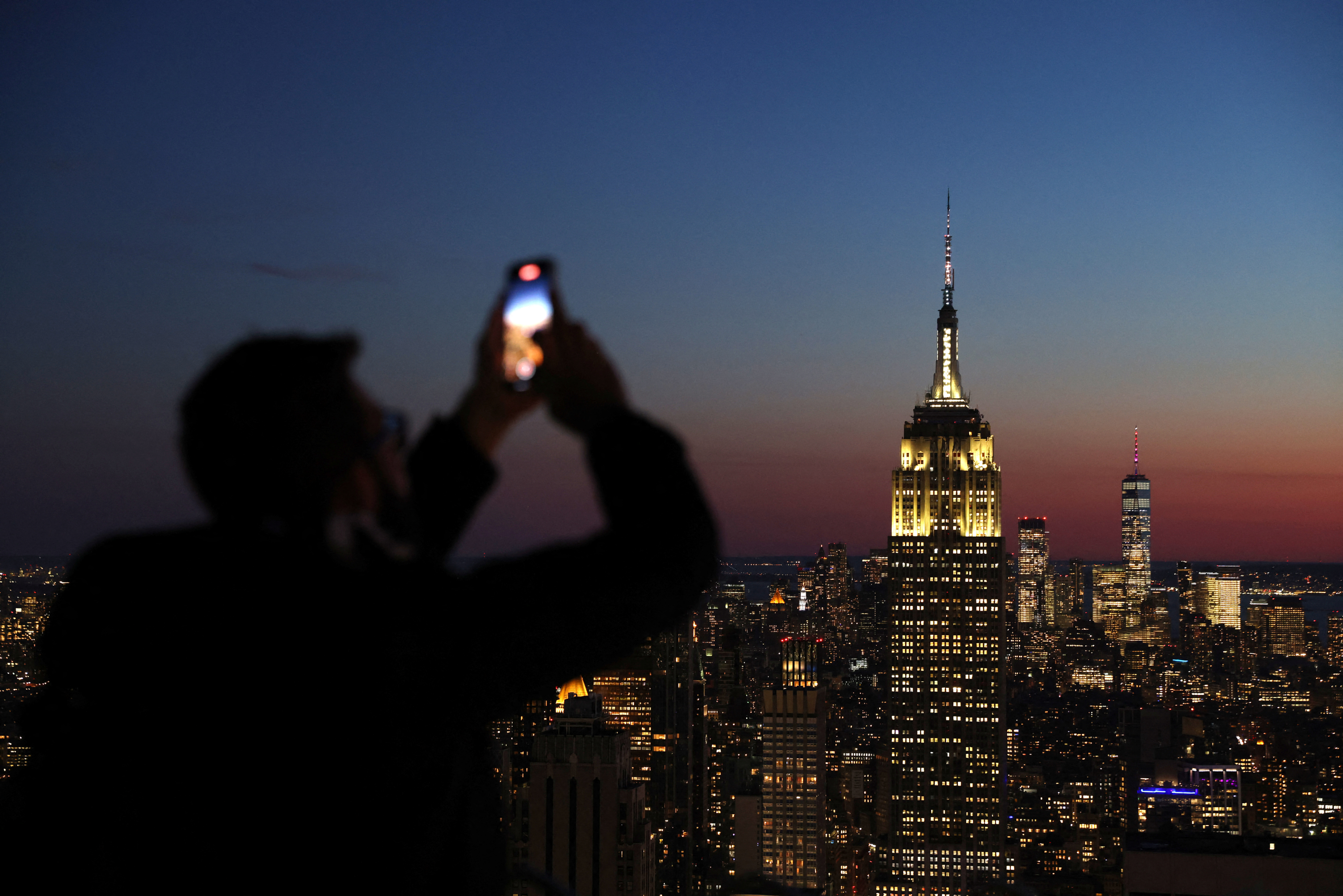 Una persona usa uno smartphone a Manhattan, a New York City, New York, USA 11 febbraio 2022. REUTERS/Andrew Kelly