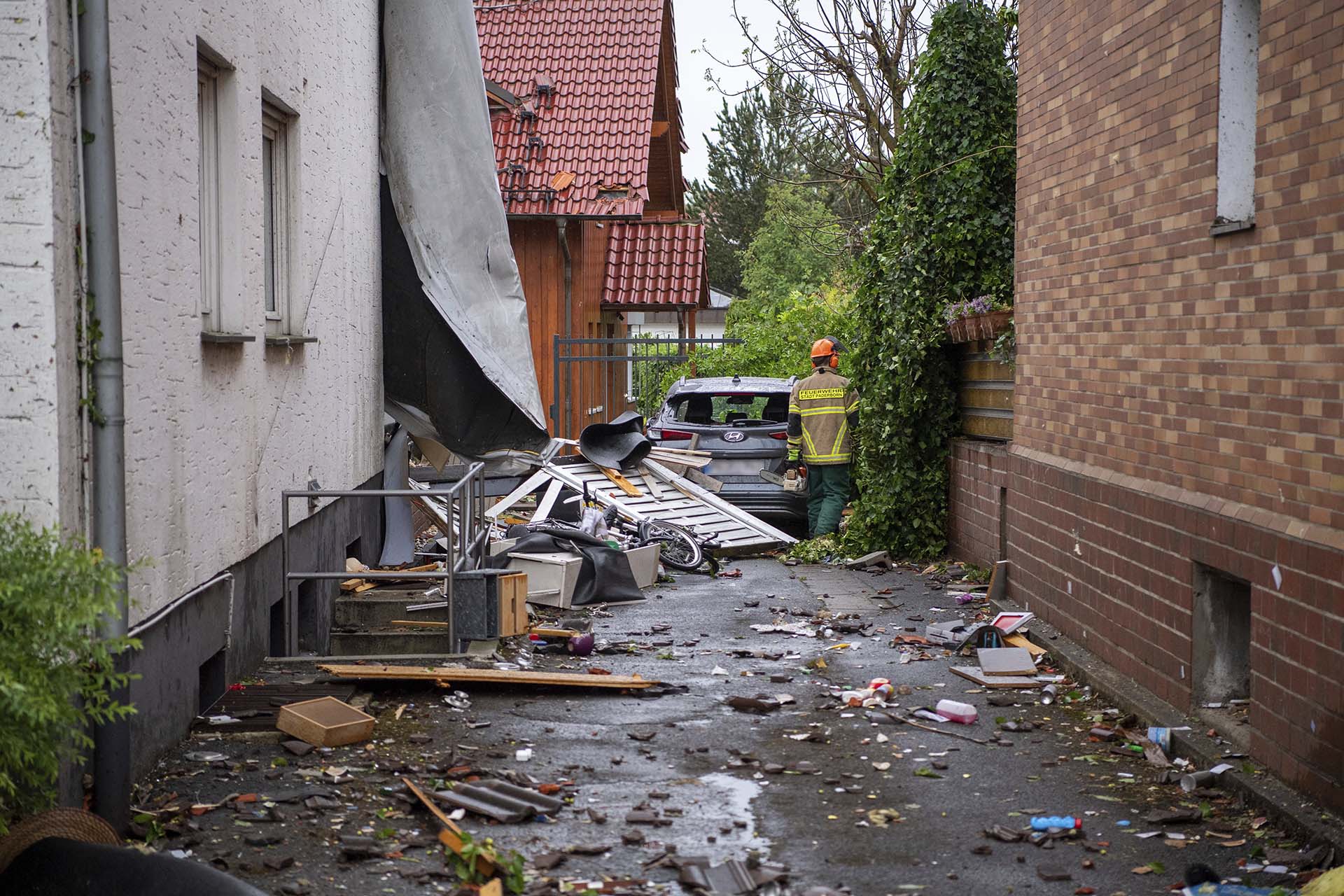 Un bombero trabaja cerca de los destrozos causados por un tornado en  Lippstadt, Alemania (Friso Gentsch/dpa via AP)