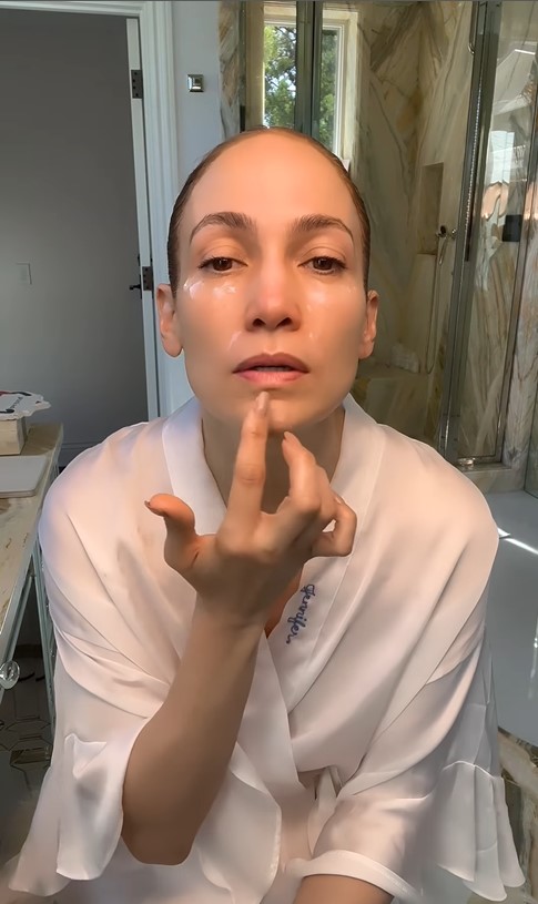 Jennifer López utiliza crema para ojos para cubrir las líneas de expresión y arrugas tanto en sus parpados y entrecejos como en su barbilla. 
Foto: Instagram/Jlo