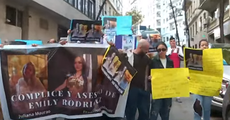 Familiares y amigos de Emmily Rodrigues protestaron frente a la casa de Francisco Sáenz Valiente