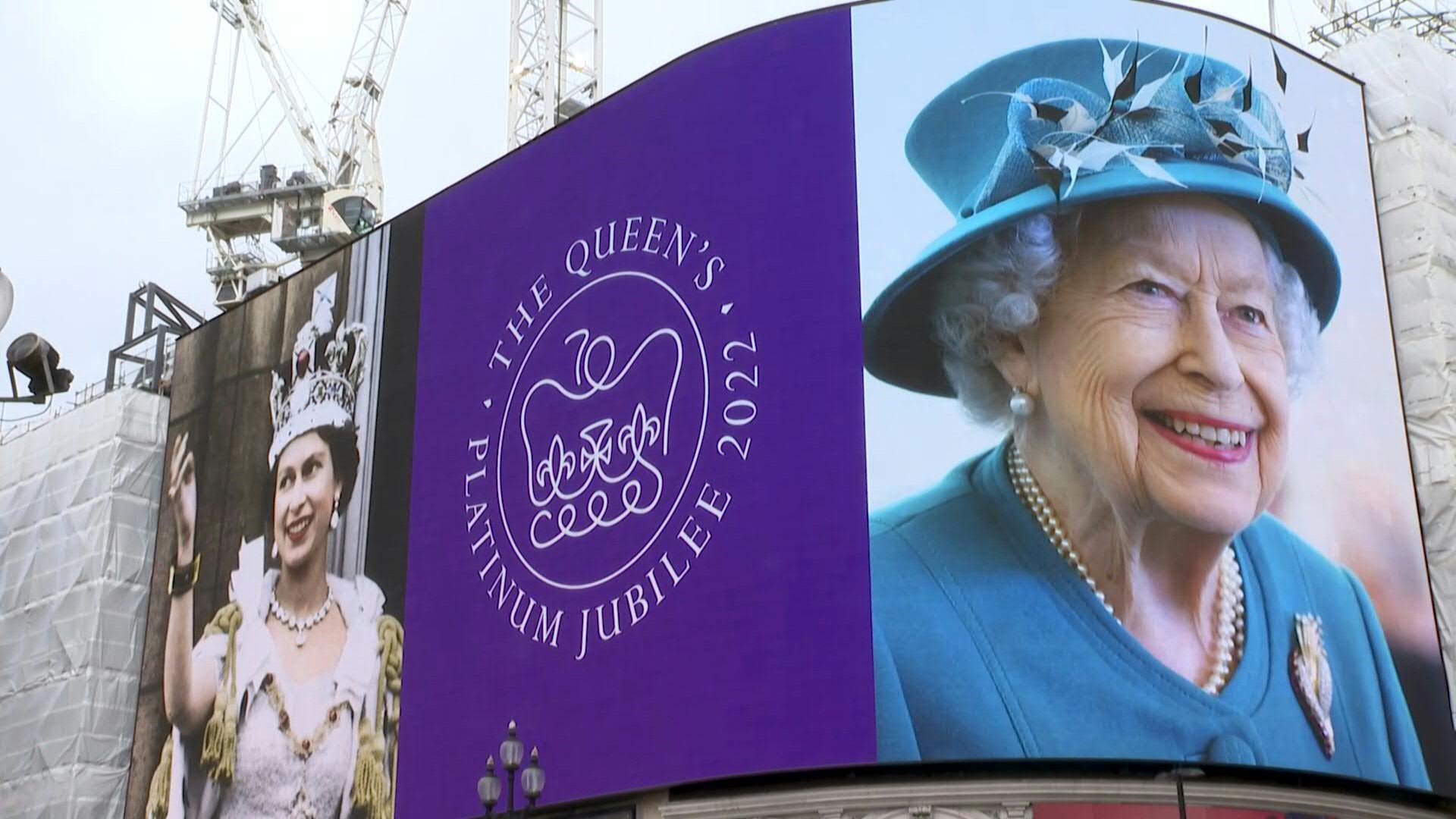 Isabel II ha ocupado el trono británico desde que tenía 25 años de edad, en esta ocasión, tomó una determinación que redujo la foto familiar desde el balcón 