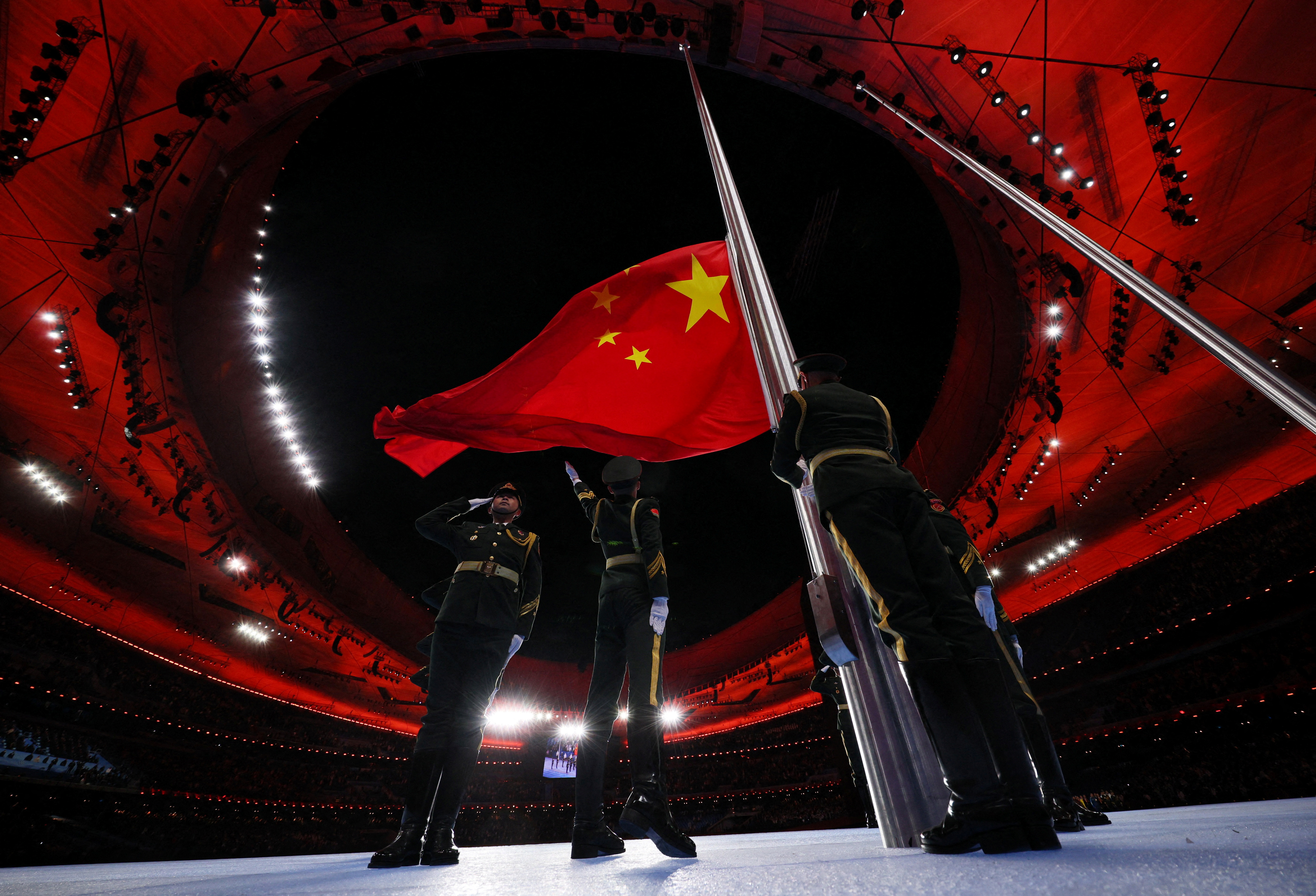 Juegos Olímpicos de Pekín 2022 - Ceremonia de apertura - Estadio Nacional, Pekín, China - 4 de febrero de 2022. La bandera china es izada durante la ceremonia de apertura. REUTERS/Brian Snyder 
