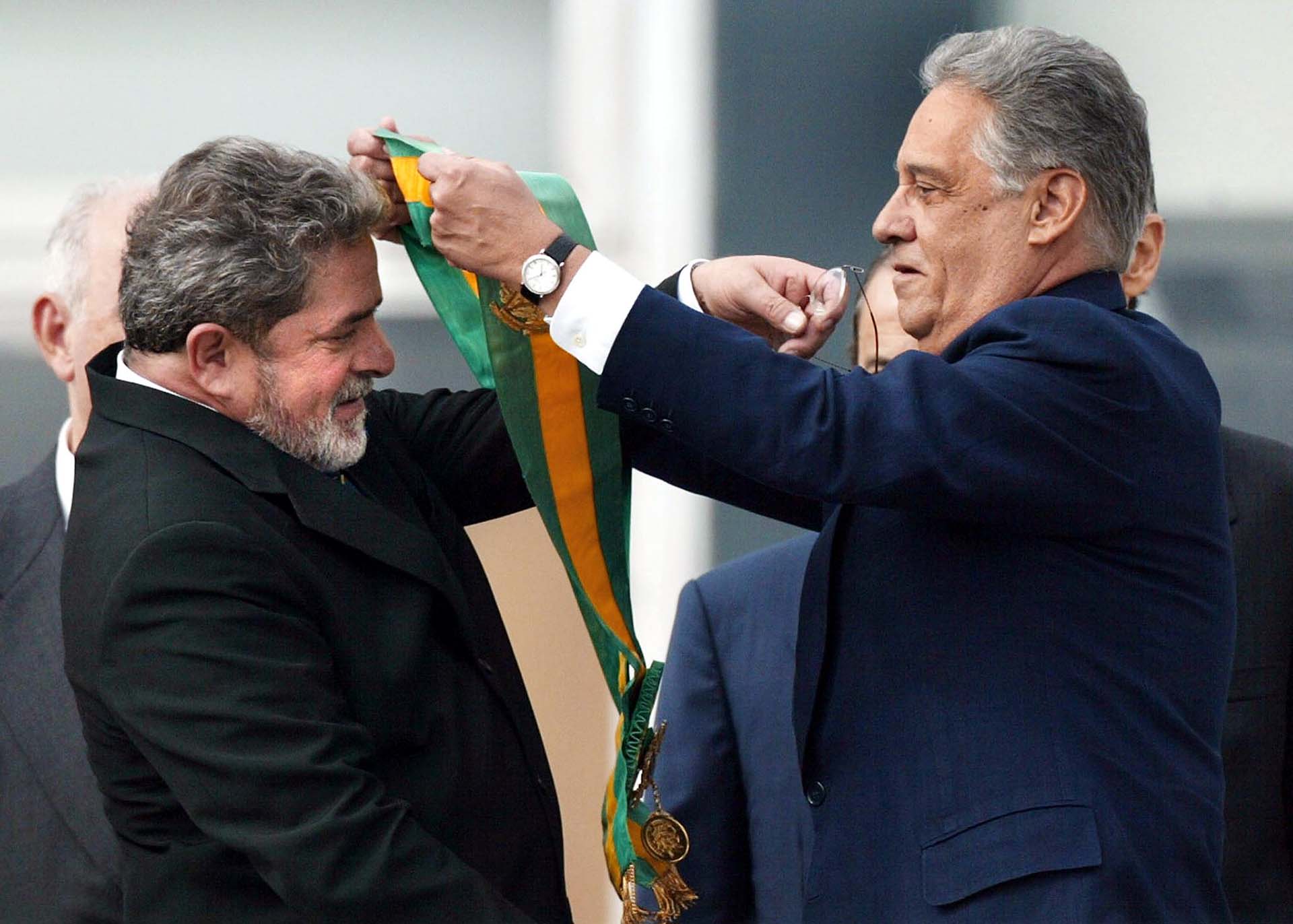 En esta foto tomada el 31 de diciembre de 2002 Luiz Inacio Lula da Silva recibe la banda presidencial de Fernando Henrique Cardoso. Los líderes de los debilitados PT y PSDB que ordenaron la política brasileña durante dos décadas (FOTO AFP / ORLANDO KISSNER)