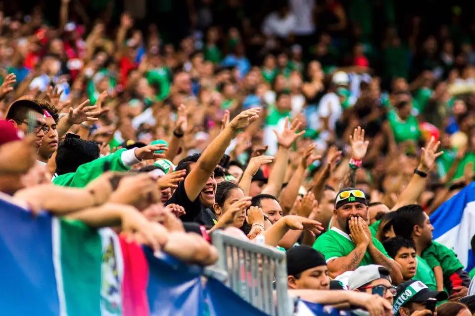 La afición mexicana ha sido señalada en múltiples ocasiones por expresiones discriminatorias durante los partidos del Tri. Foto: Twitter @Magnus_Bcs