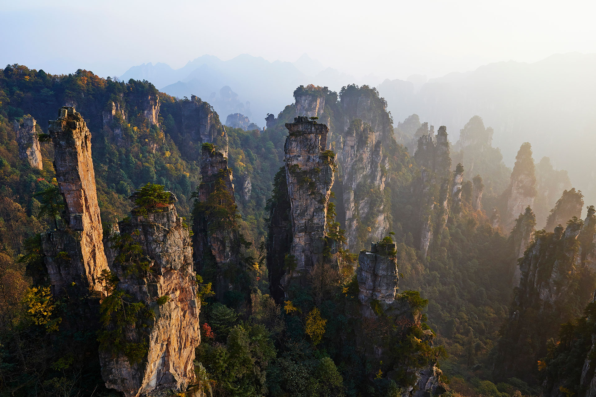 El área escénica de Wulingyuan está formada por dos áreas escénicas más pequeñas: el mayor Parque Nacional Forestal de Zhangjiajie, y Suoxiyu, con el lago Baofeng y la Cueva del Dragón Amarillo cerca (Getty Images)