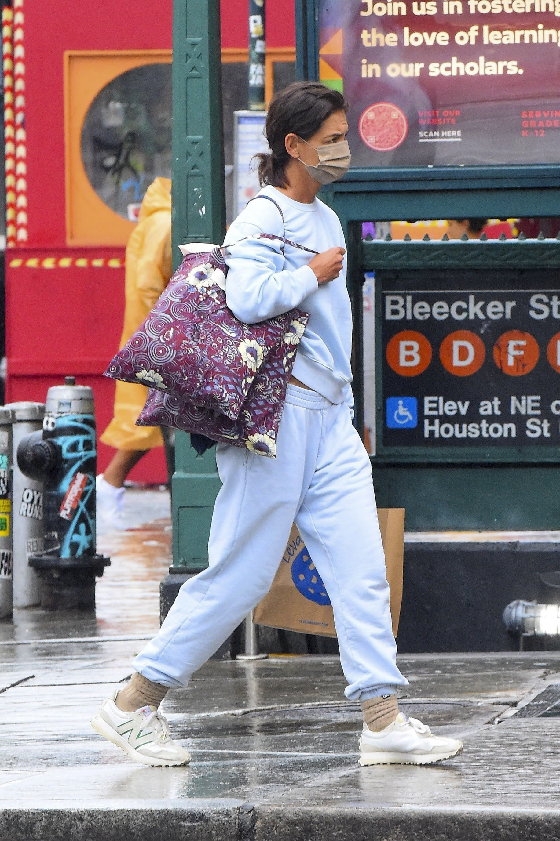 Katie Holmes salió a dar un paseo a pesar de la lluvia en la ciudad de Nueva York