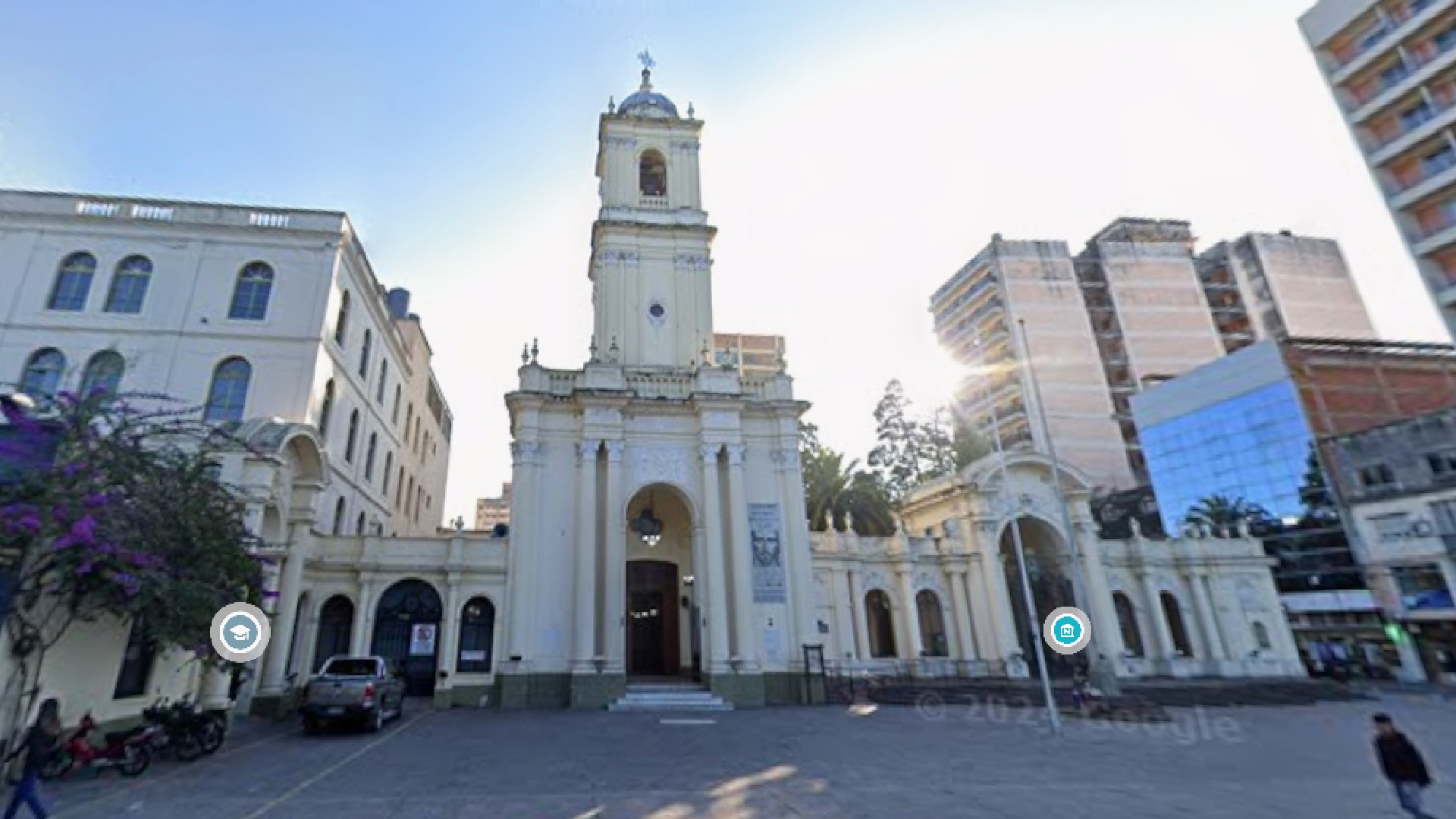 Avellaneda: cedió el pavimento y las ruedas traseras de un colectivo quedaron hundidas en un cráter urbano