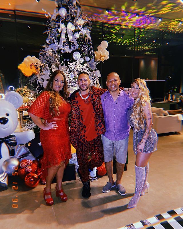 La foto de Neymar con sus padres y su hermana en Navidad.