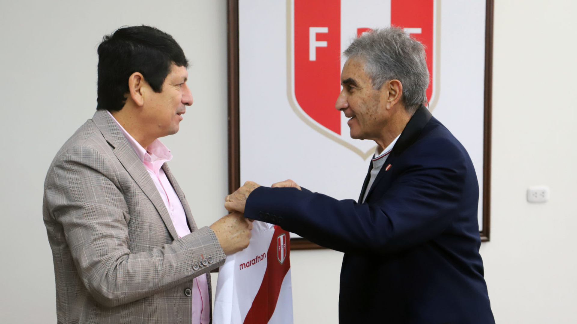 Juan Carlos Oblitas declaró que la FPF ya tiene el posible reemplazo del 'Tigre'. (Foto: FPF)